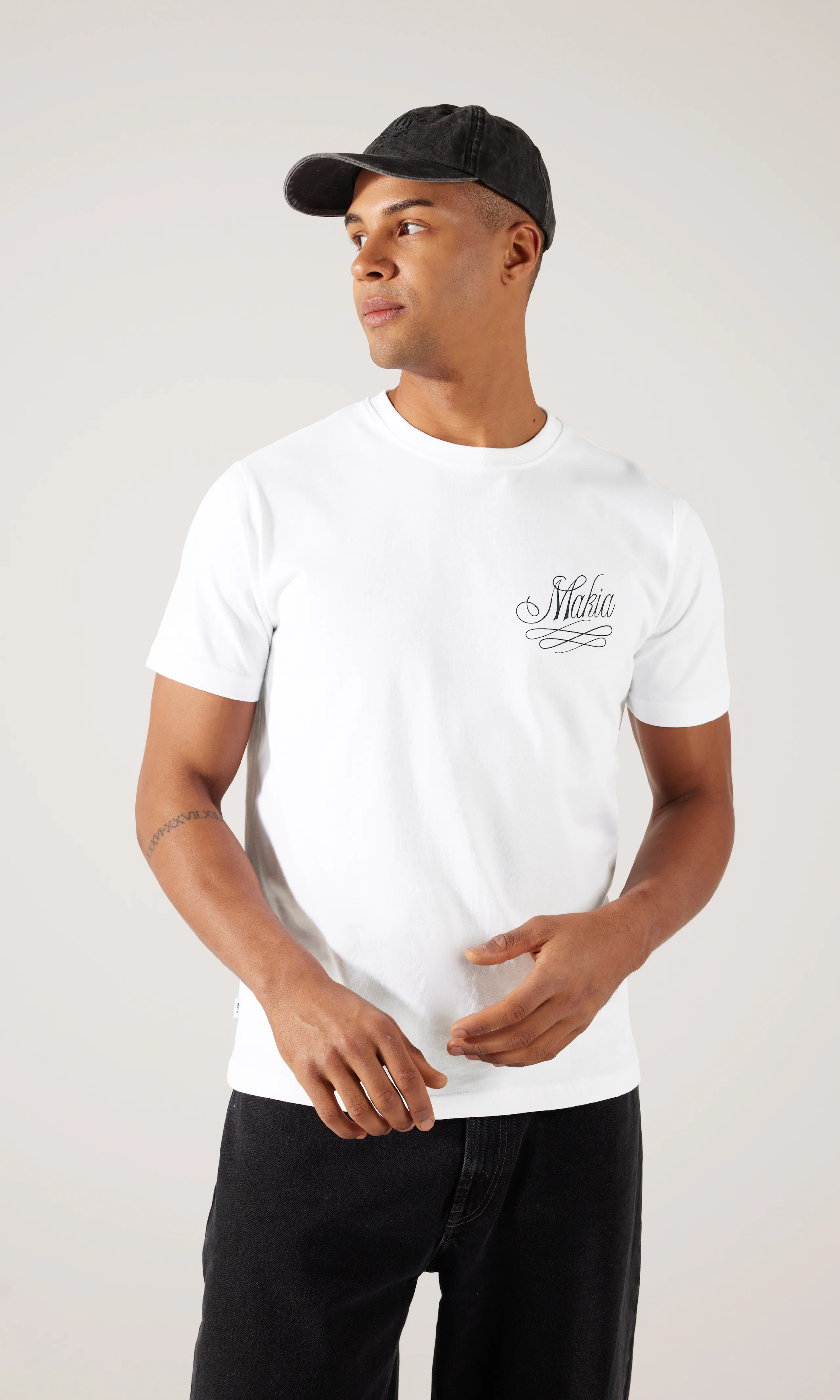 Manda Hvit T-Shirt. Front 1. Model.