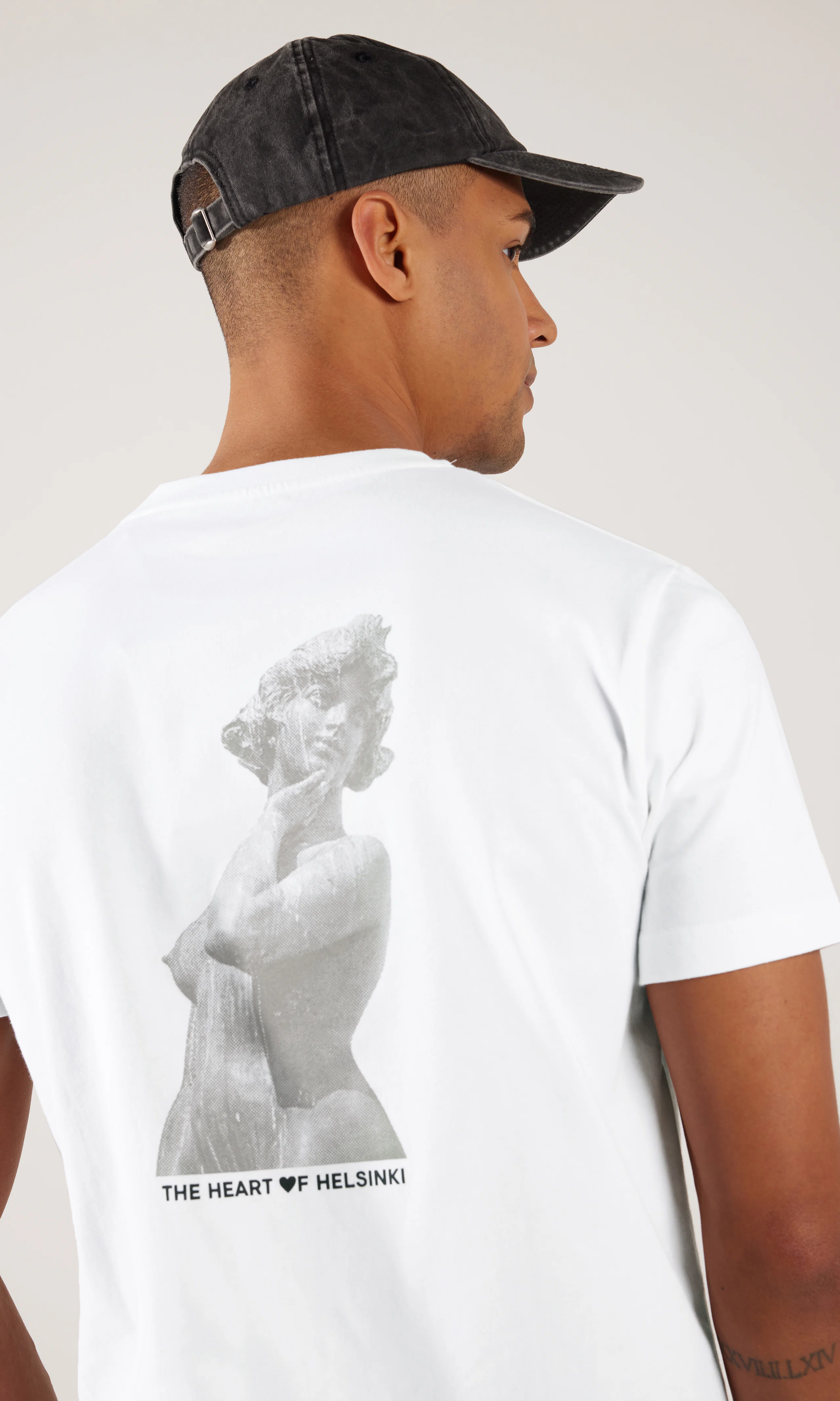 Manda Hvit T-Shirt. Front. Model.