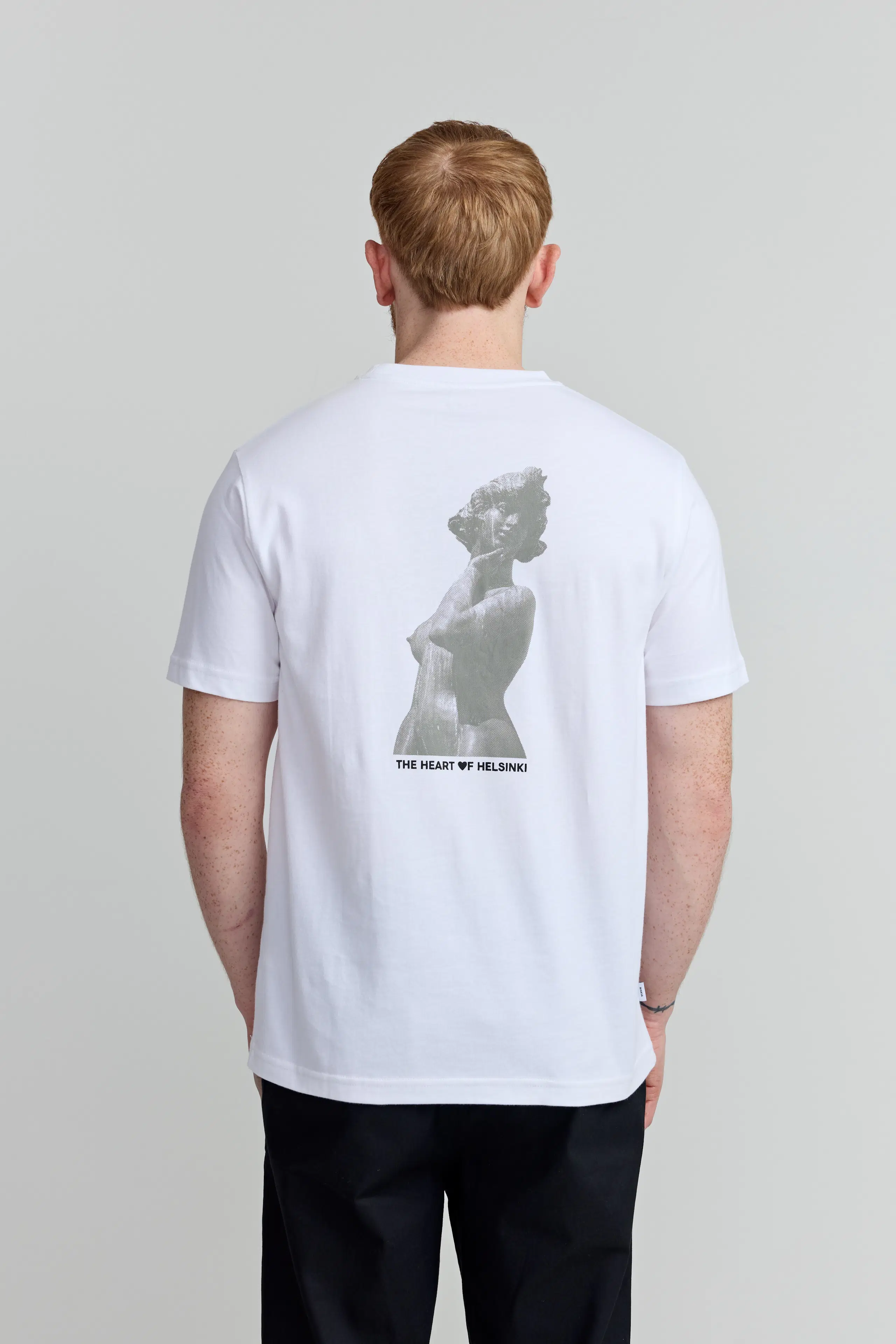 Manda Valkoinen T-Shirt. Back. Model.