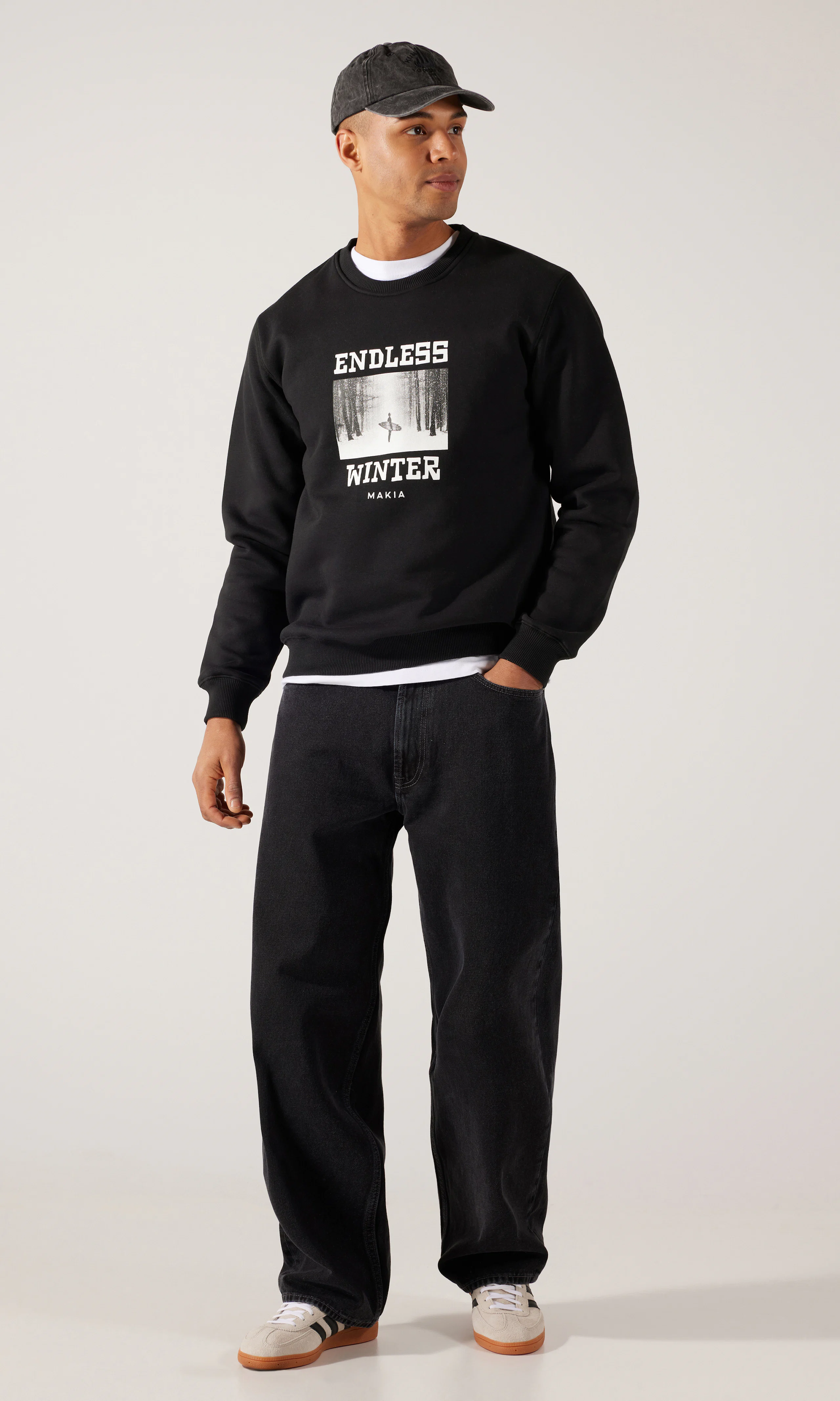 Endless Svart Genser. Front 1. Model.