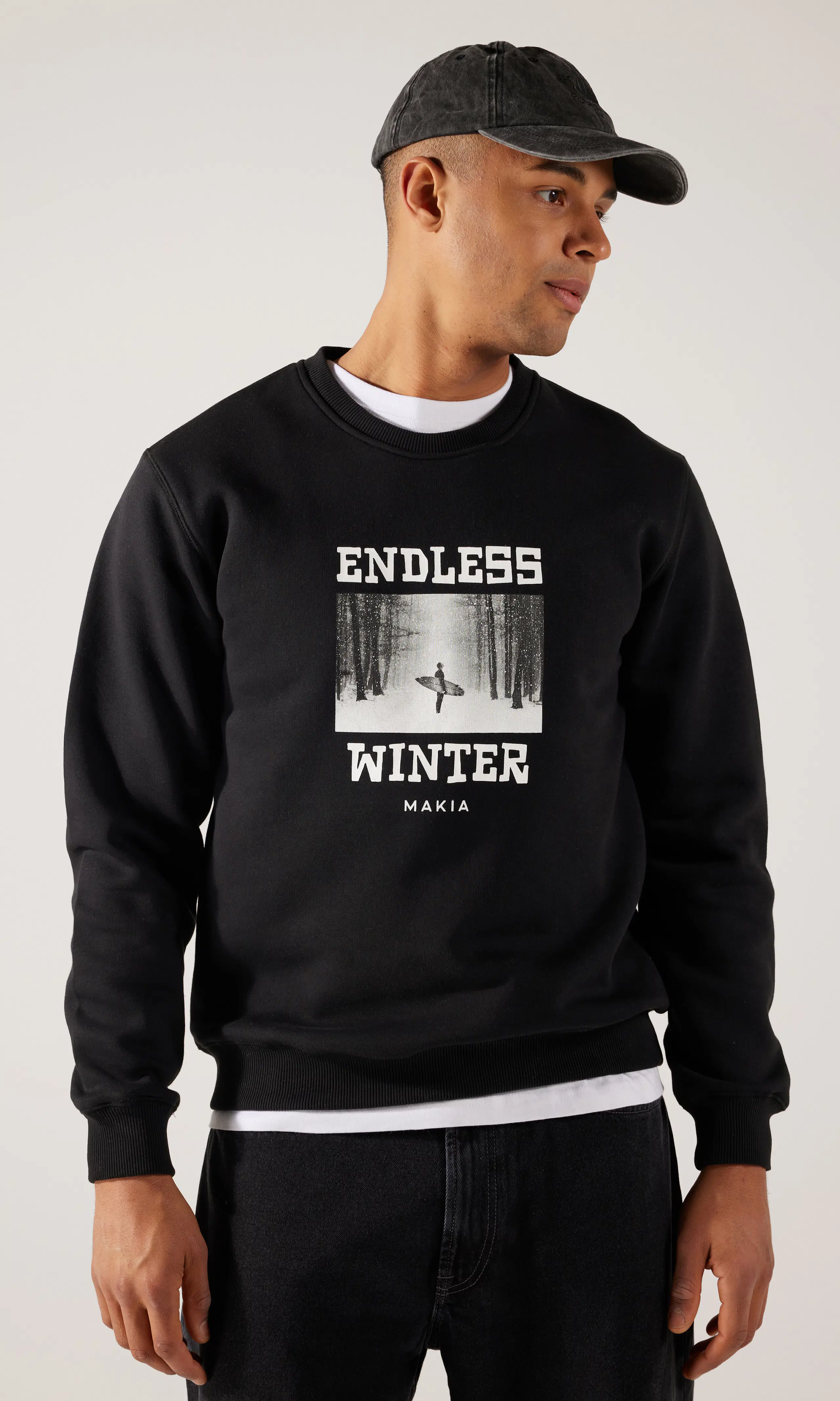 Endless Svart Genser. Front. Model.