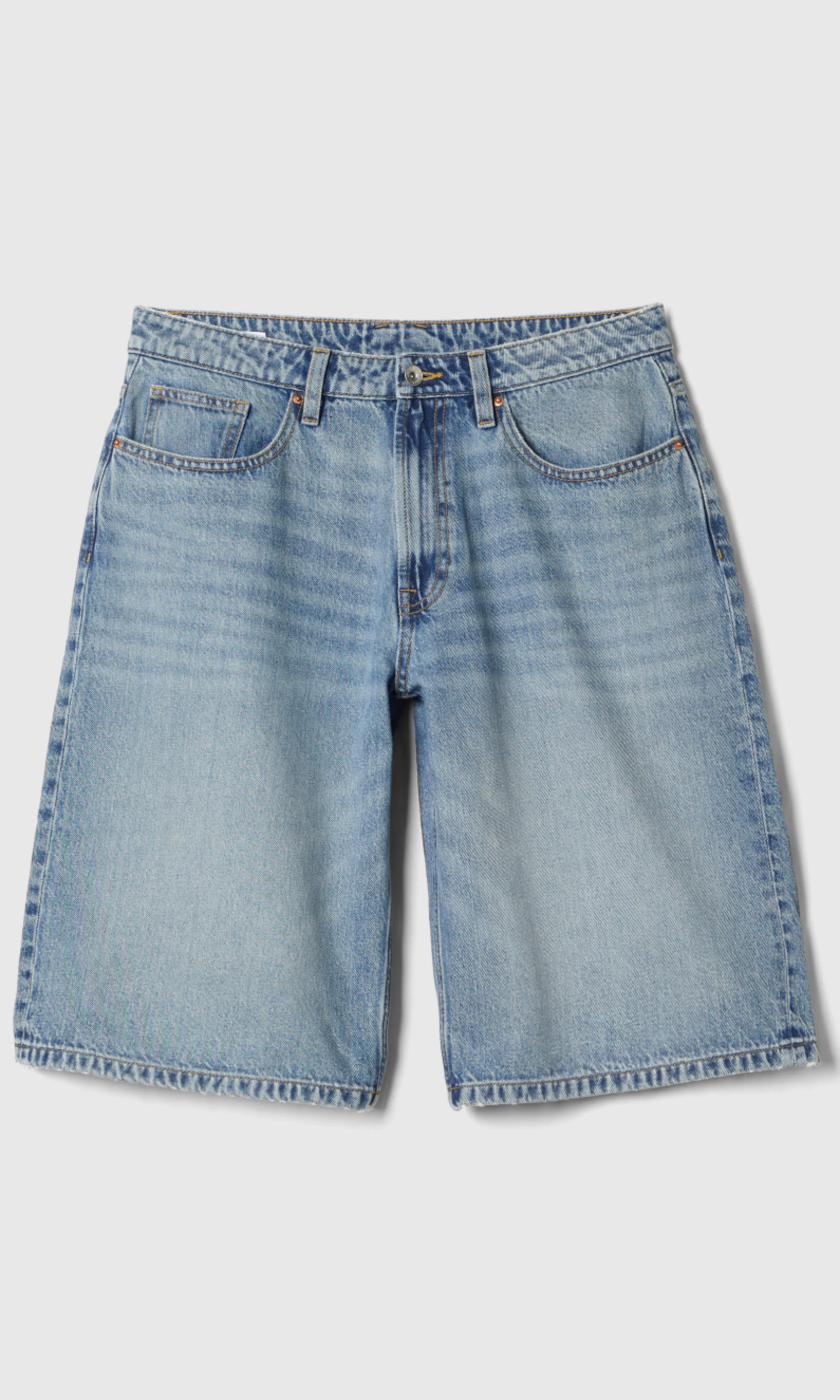 Baggy Jorts Lys Blå. Front. Model.