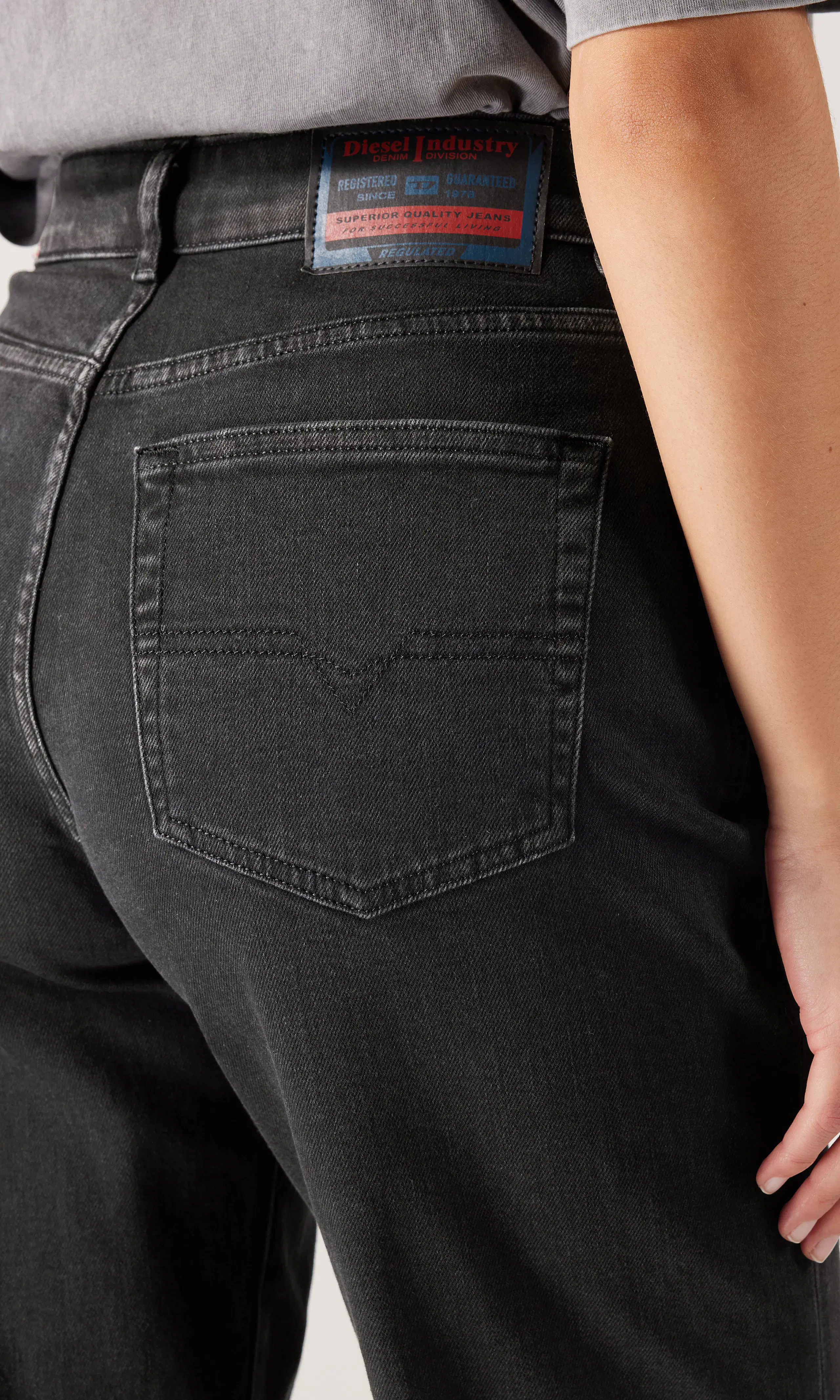 1971 D-Sent Svarta Jeans. Detail 1. Model.