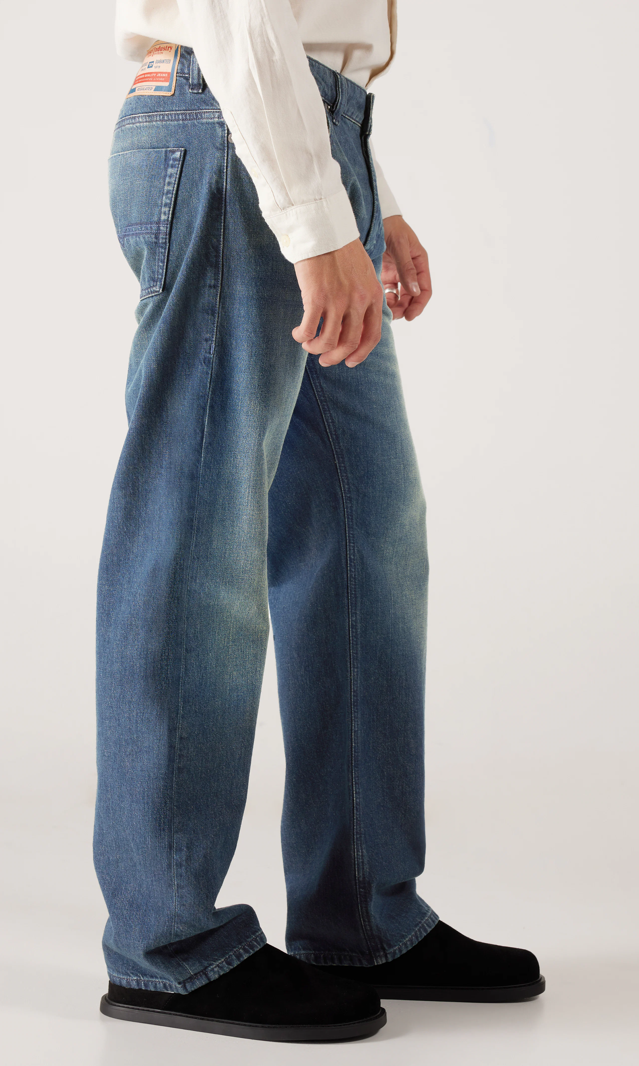 1980 D-Eeper Mørk Blå Jeans. Front 2. Model.