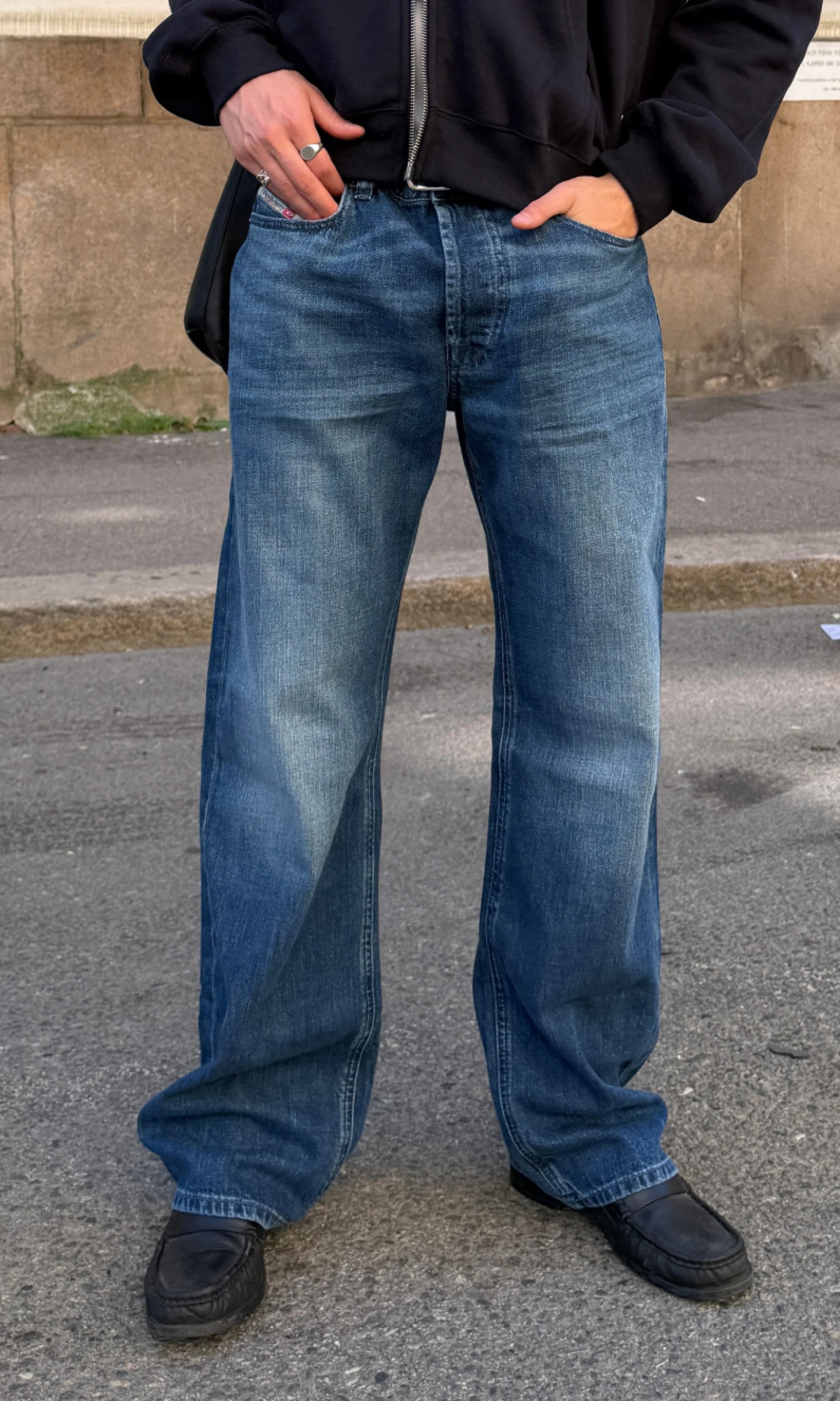 1980 D-Eeper Mørk Blå Jeans. Front. Model.