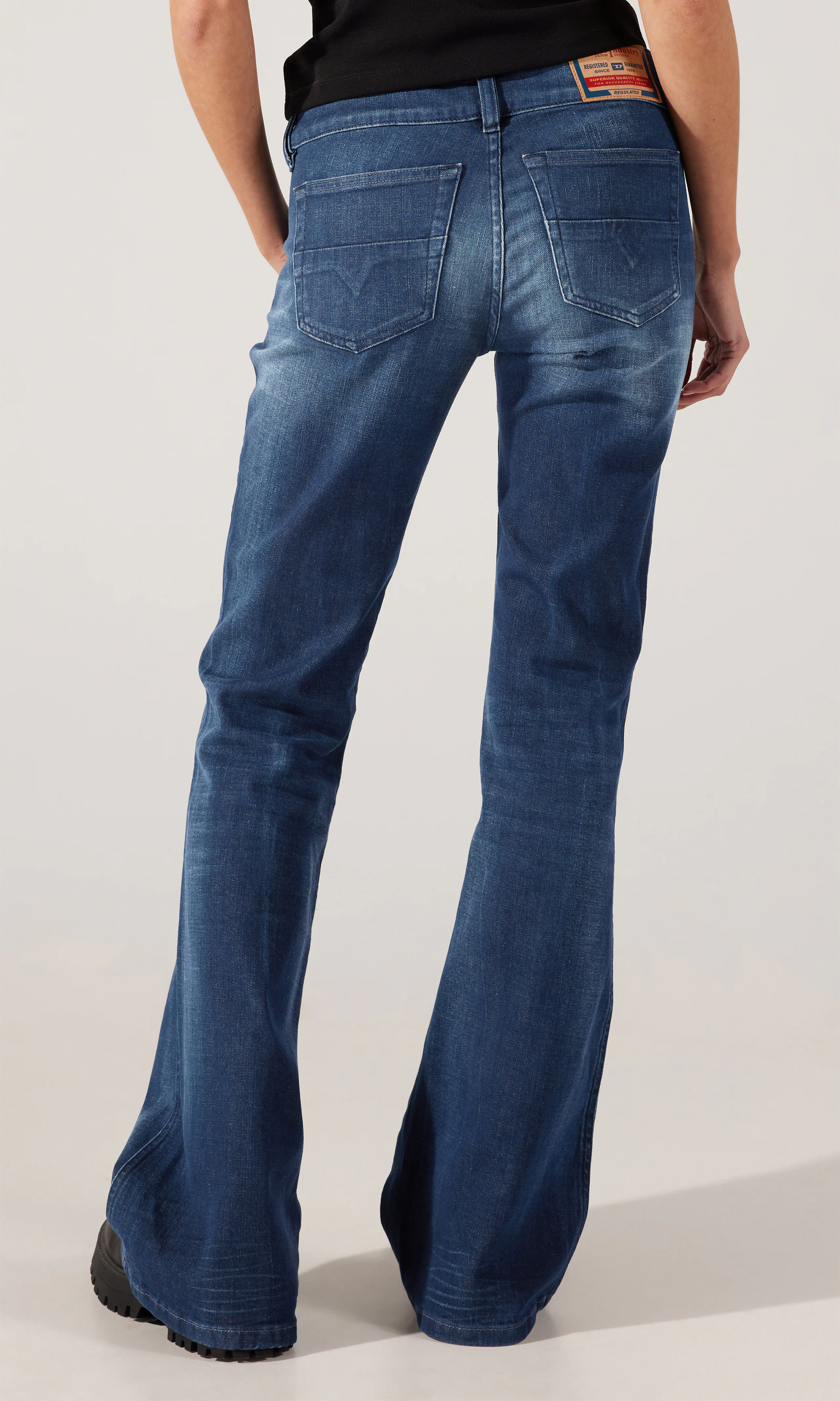 D-Hush Mørk Blå Jeans. Back. Model.