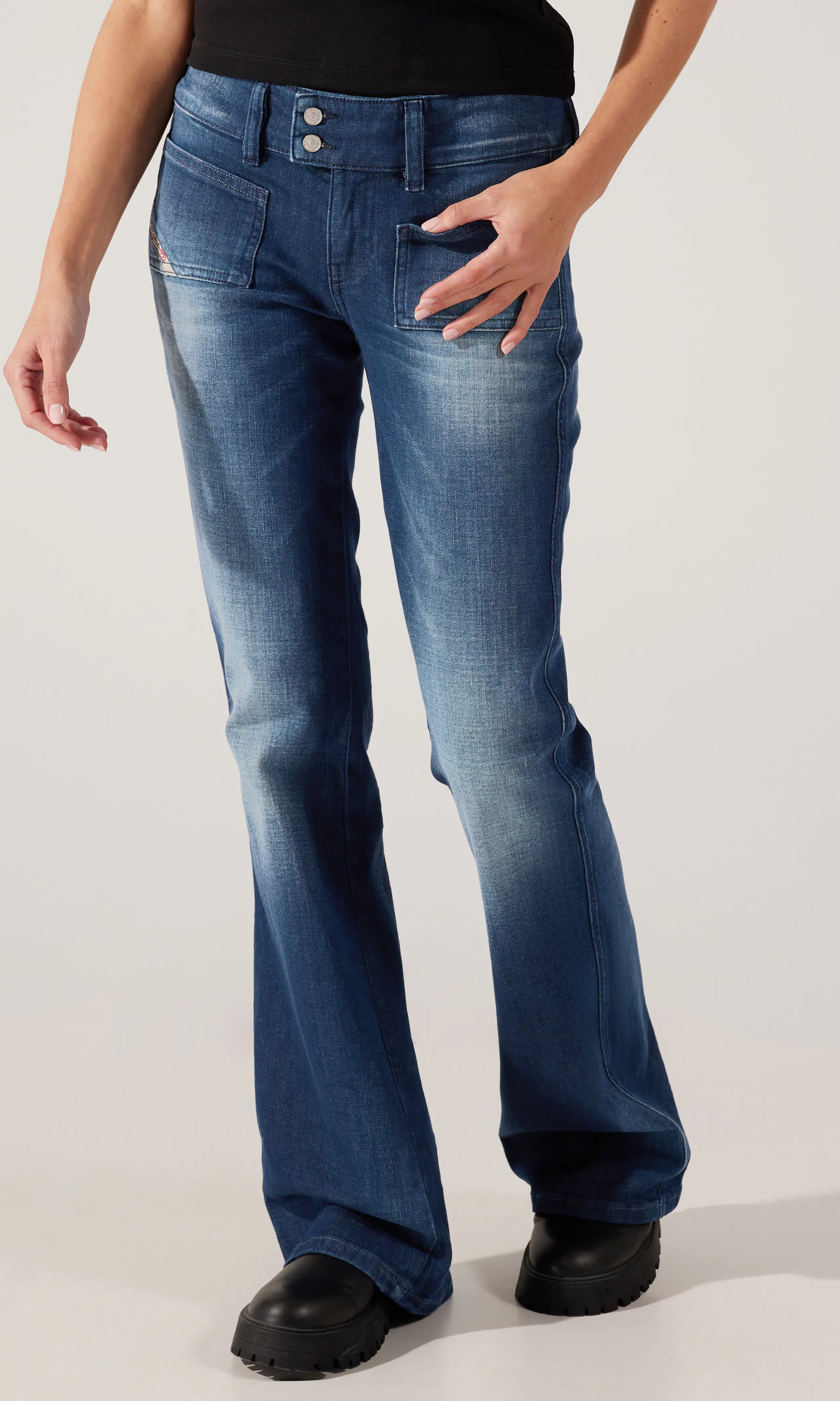 D-Hush Mørk Blå Jeans. Front. Model.