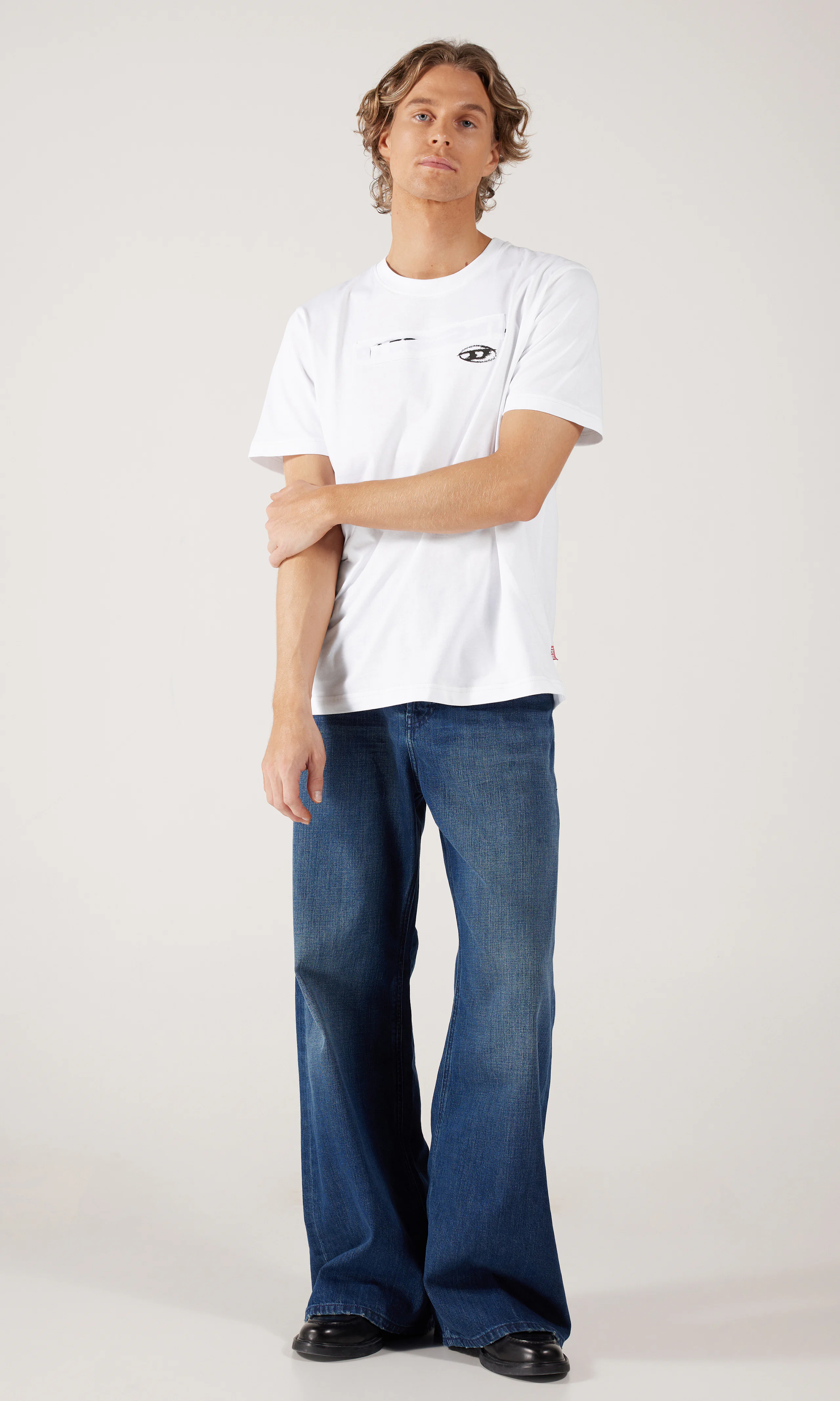 T-Adjust-V8 Svart T-Shirt. Front 1. Model.