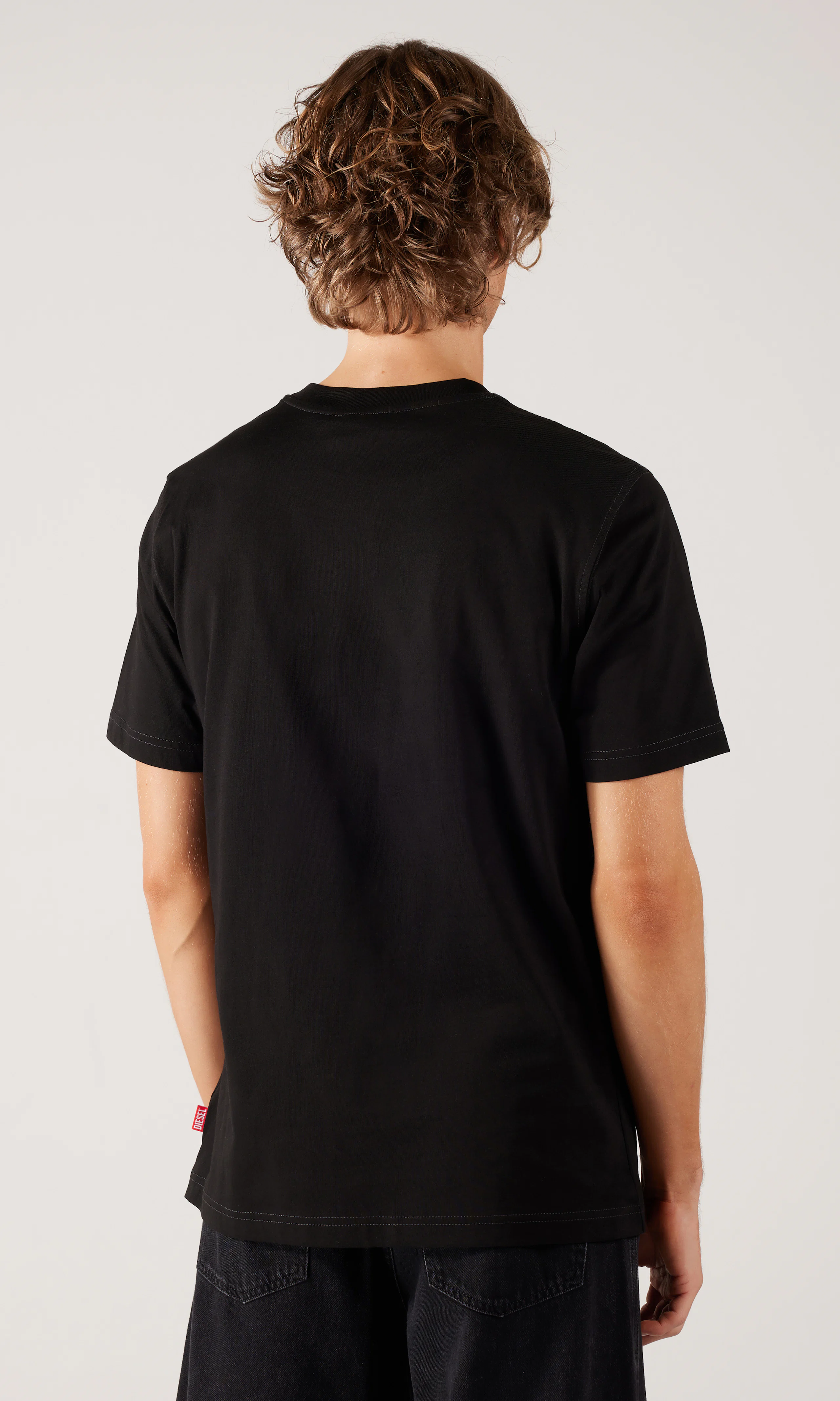 T-Adjust-V8 Svart T-Shirt. Back. Model.