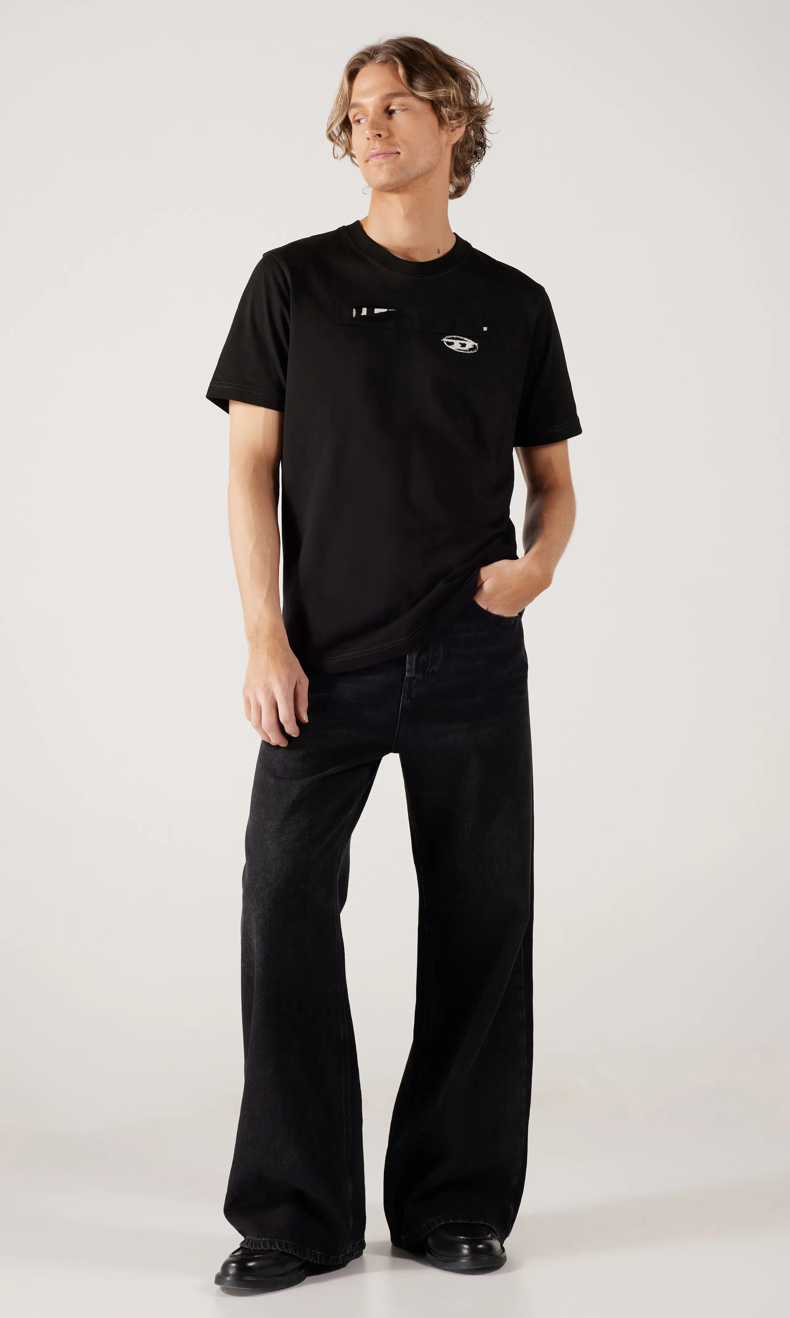 T-Adjust-V8 Svart T-Shirt. Front 1. Model.