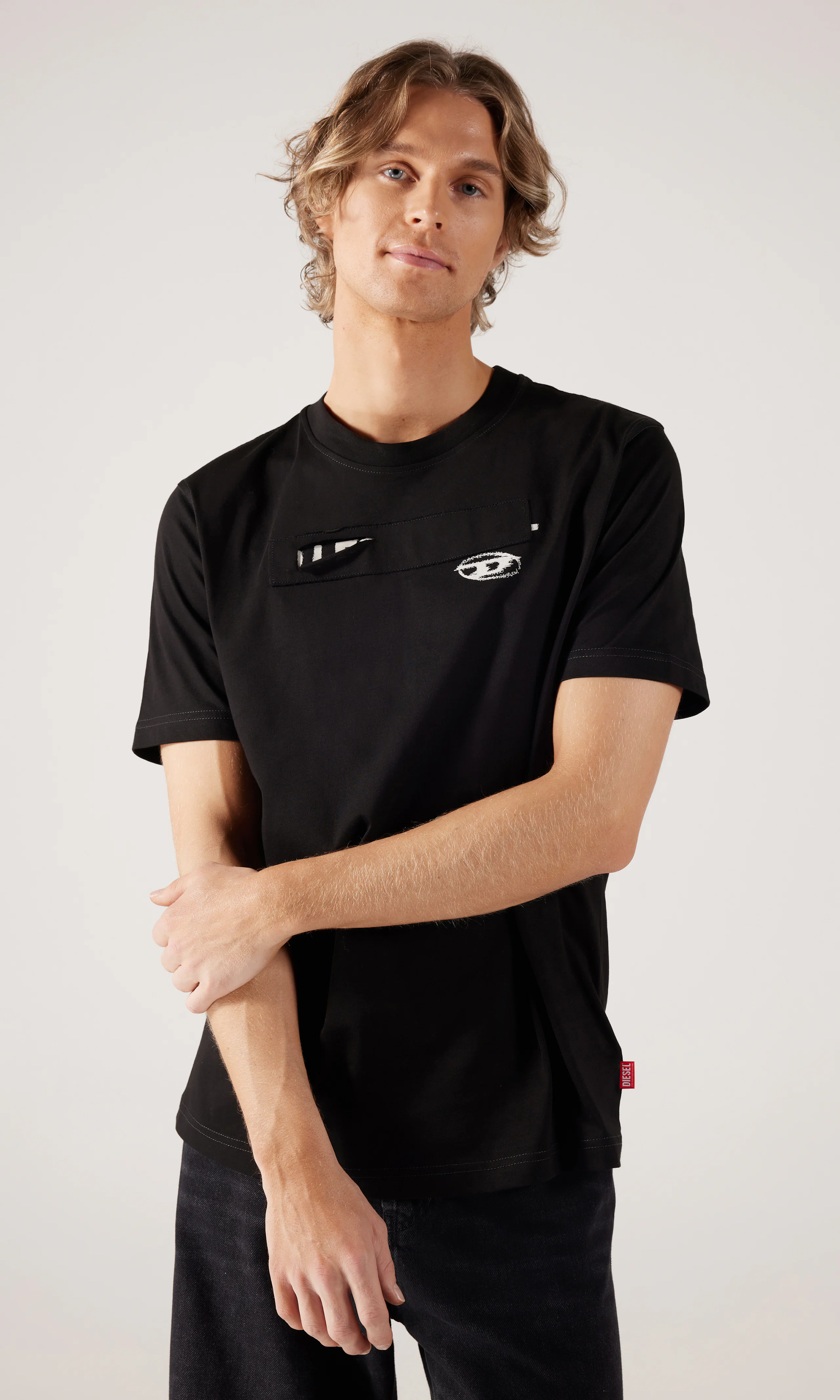 T-Adjust-V8 Svart T-Shirt. Front. Model.