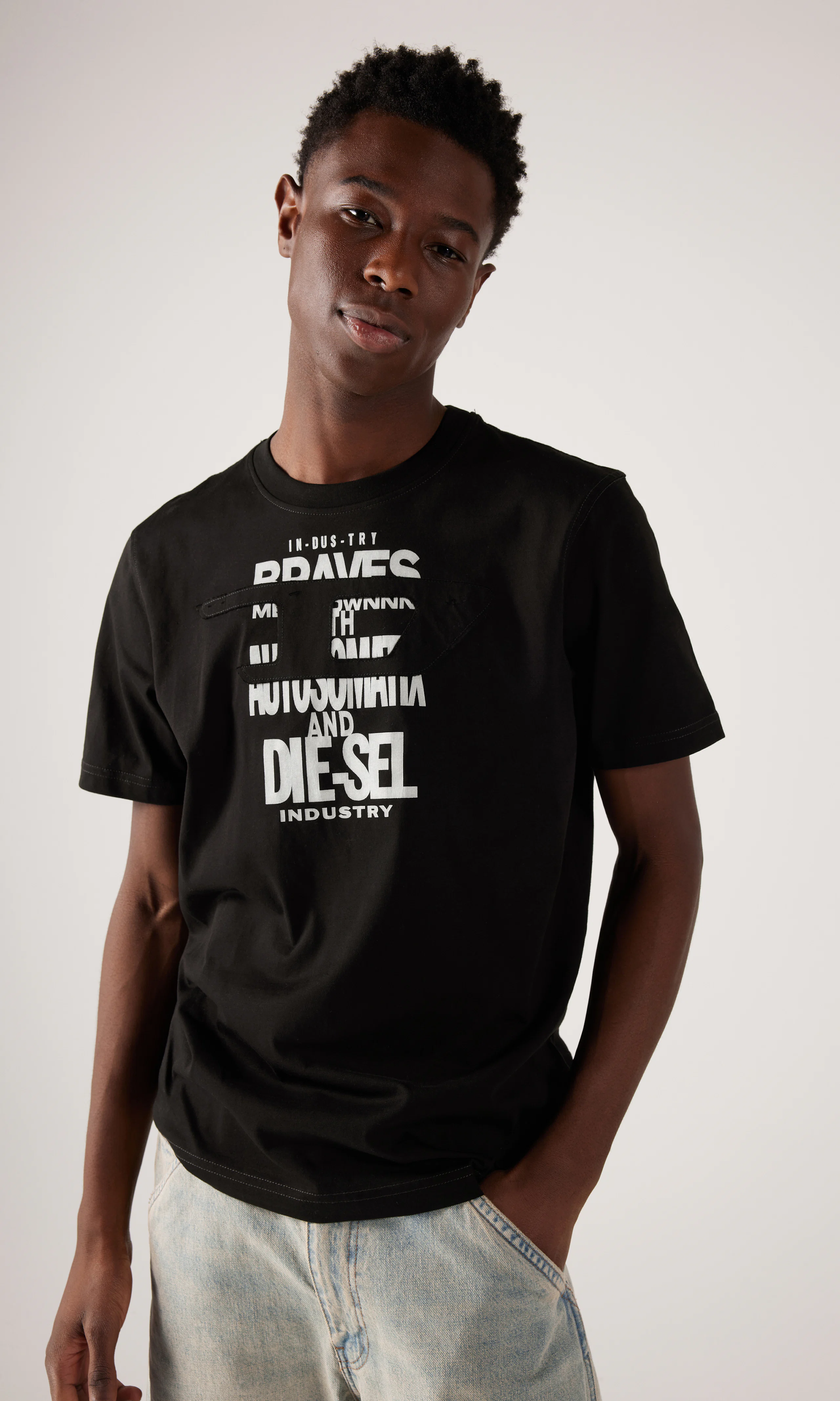 T-Adjust-V9 Svart T-Shirt. Front. Model.