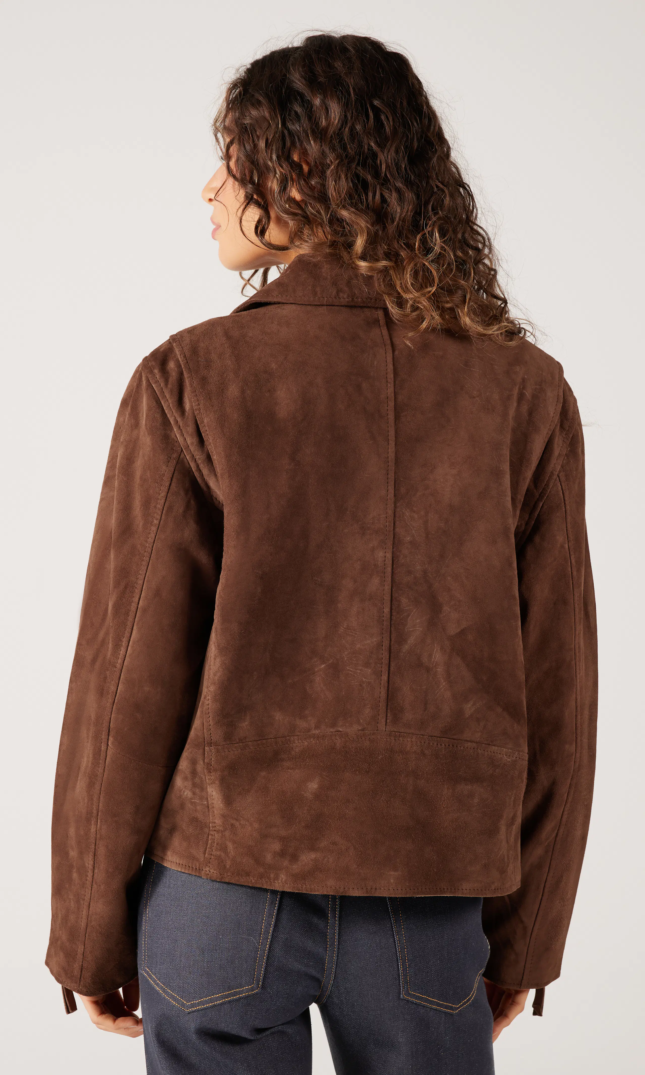 Ellen Brun Suede Skinnjacka. Back. Model.