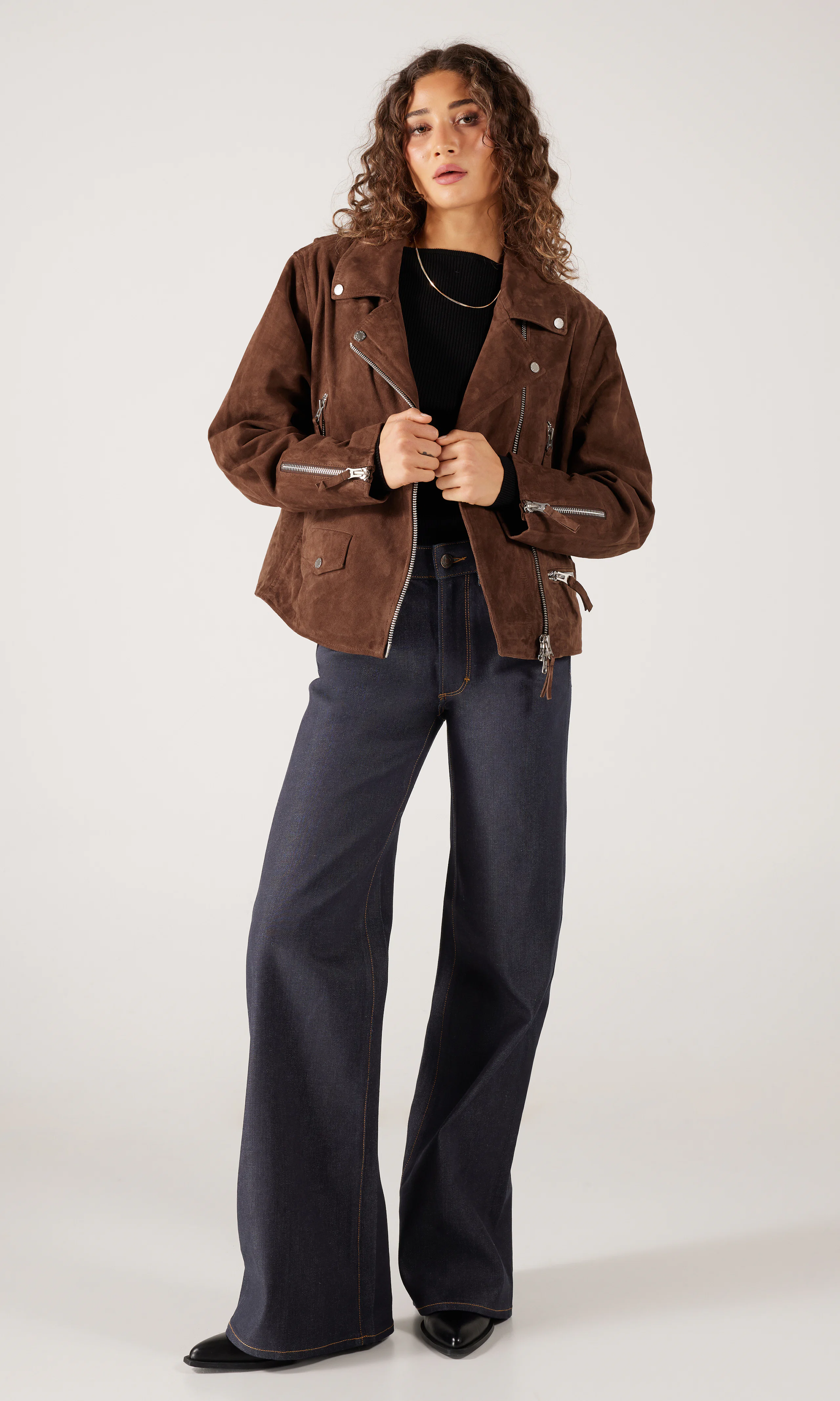 Ellen Brun Suede Skinnjacka. Front 1. Model.