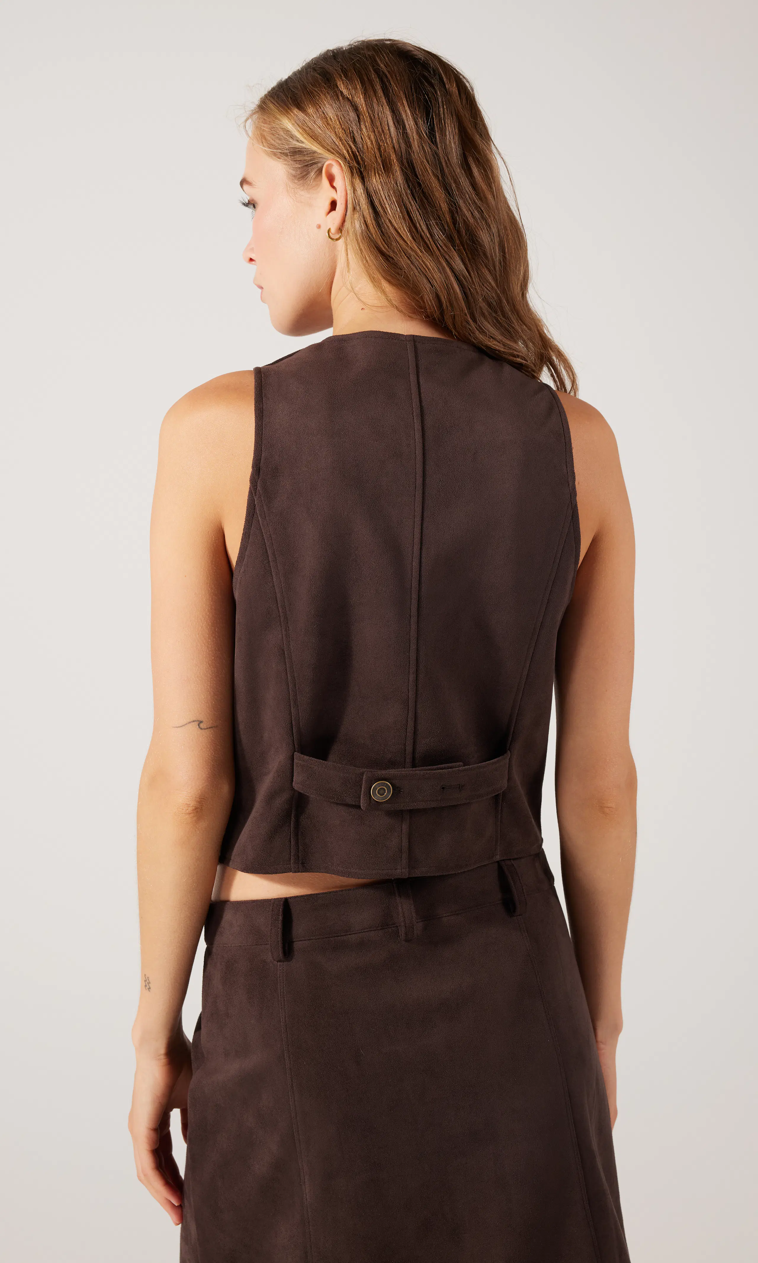 Semsket Brun Vest. Back. Model.