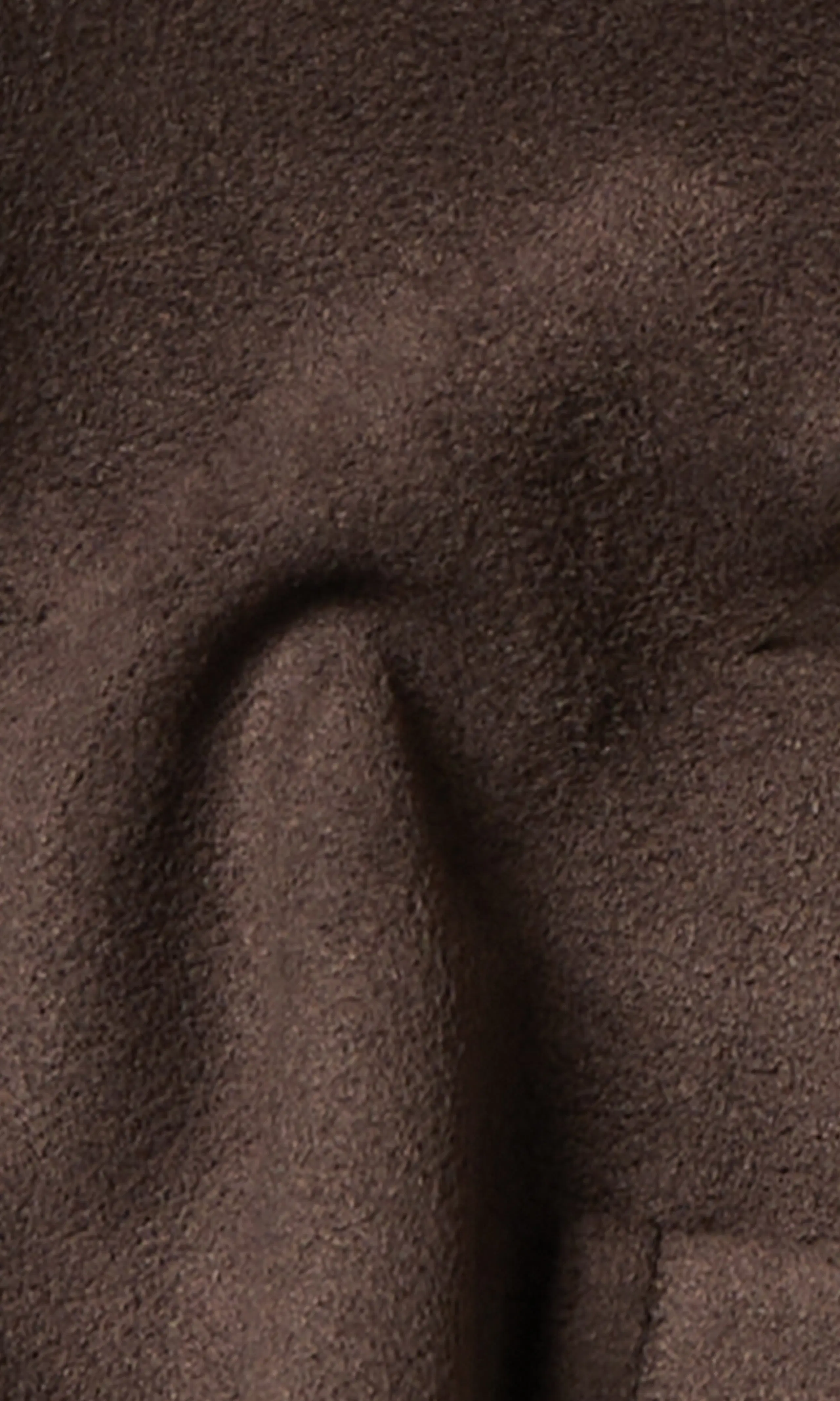 Semsket Brun Vest. Detail 1. Flat.
