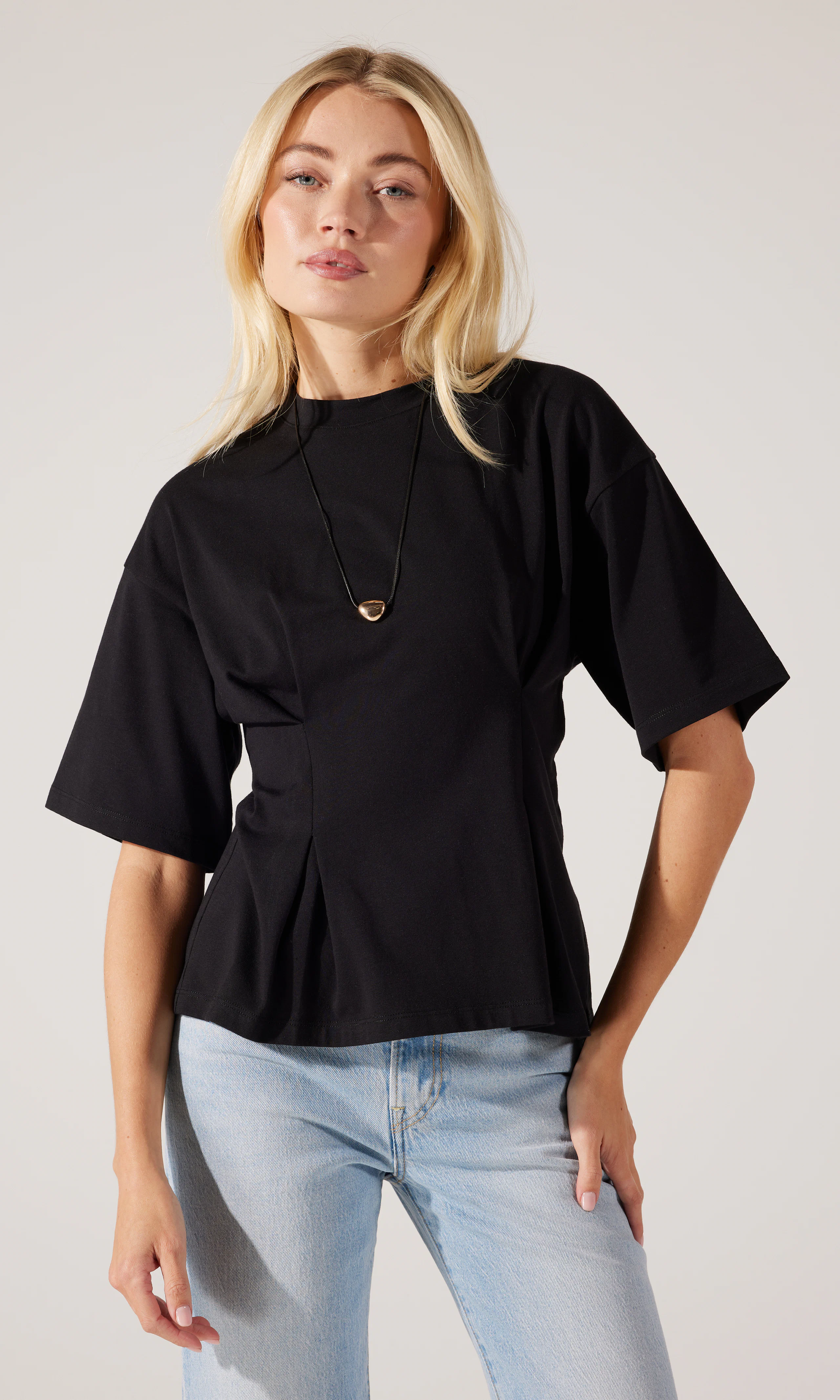 Pleat T-Skjorte. Front. Model.