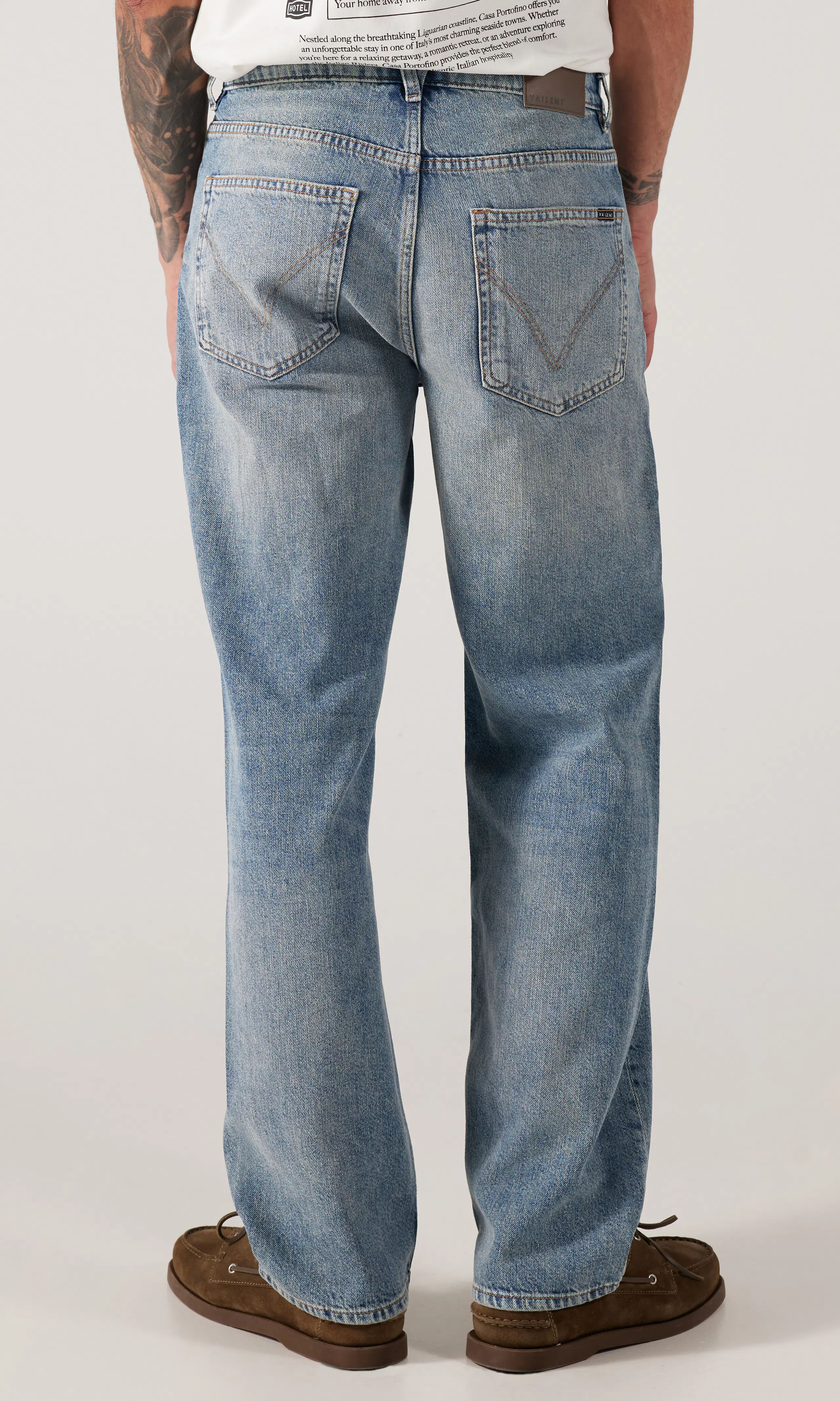 Loose Premium Medium Blå Jeans. Back. Model.
