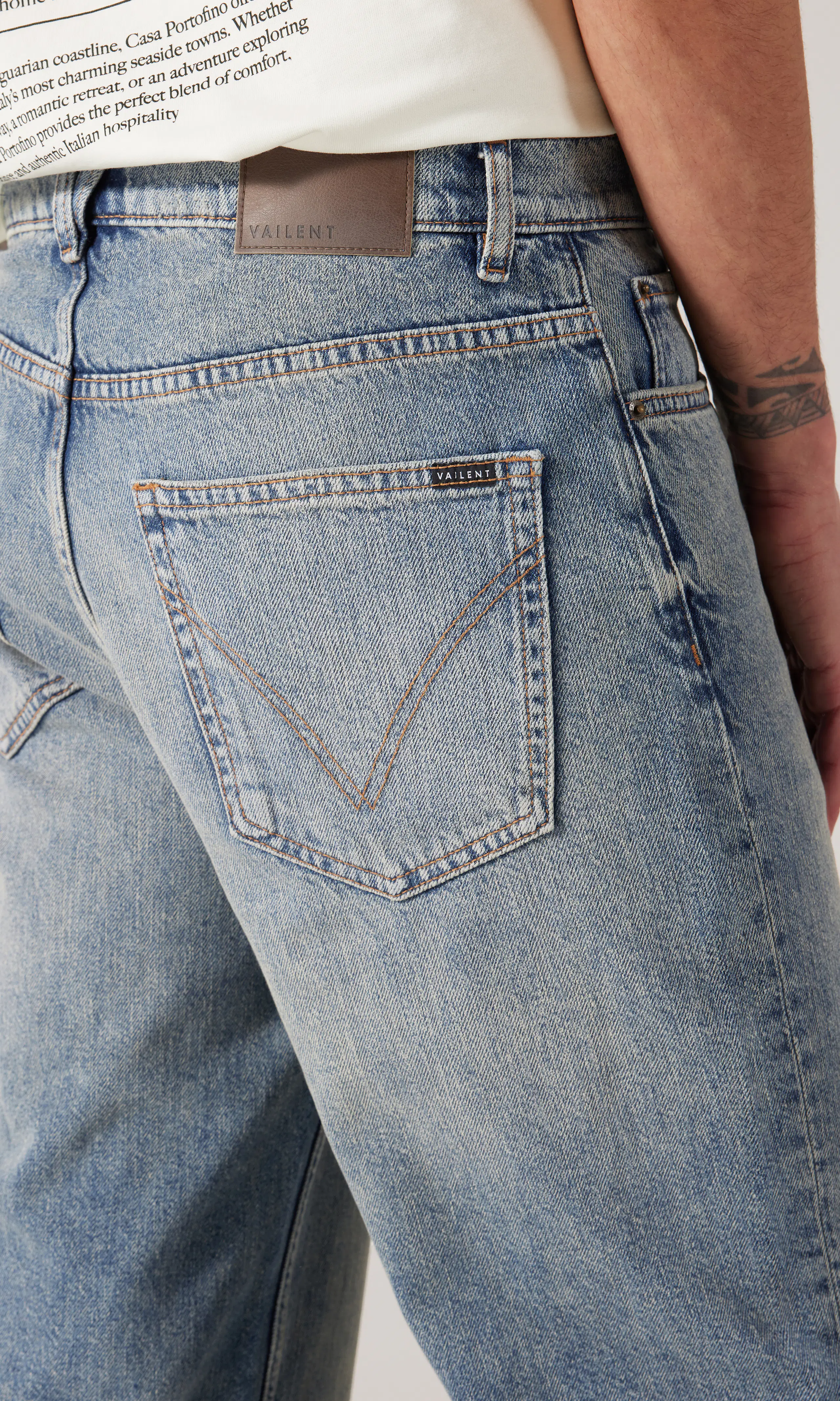 Loose Premium Medium Blå Jeans. Detail 1. Model.