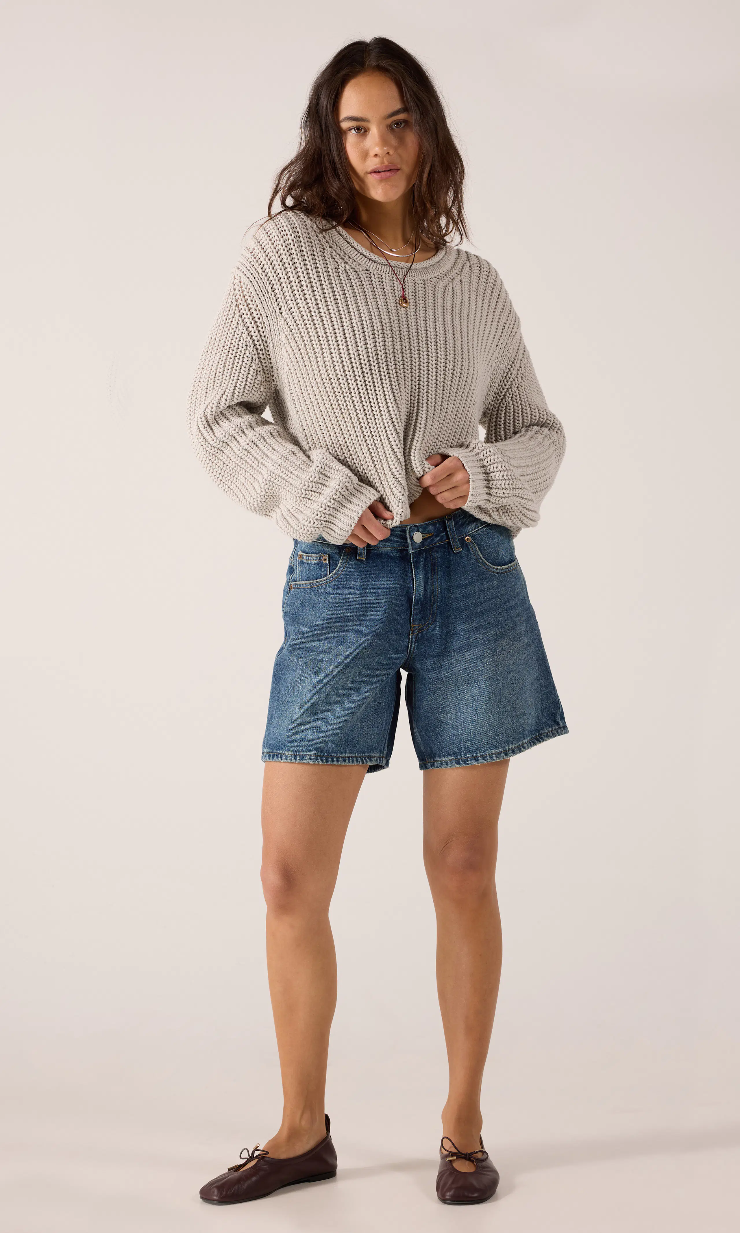Hill Mørk Blå Denim Shorts. Front 1. Model.