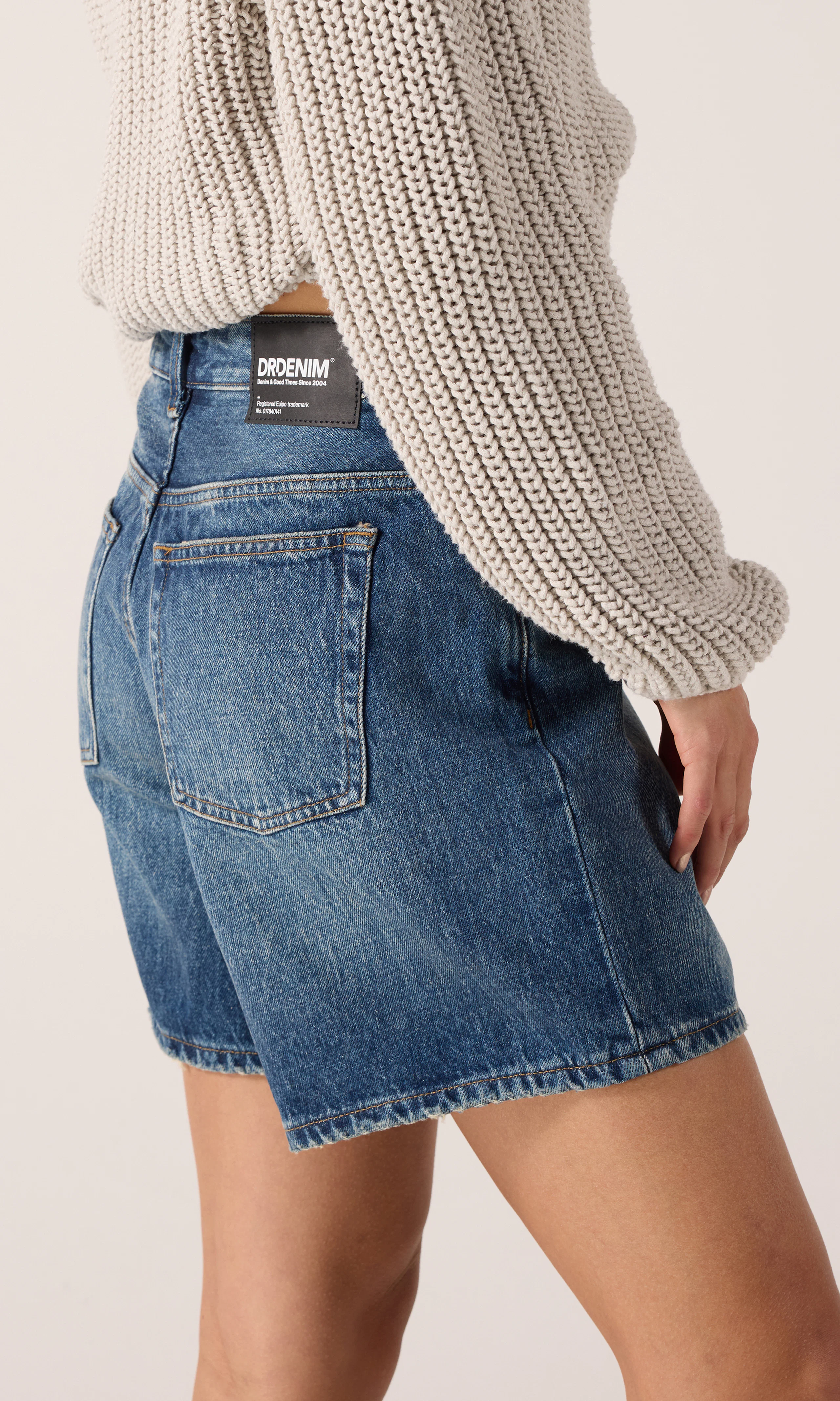 Hill Mørk Blå Denim Shorts. Front 2. Model.