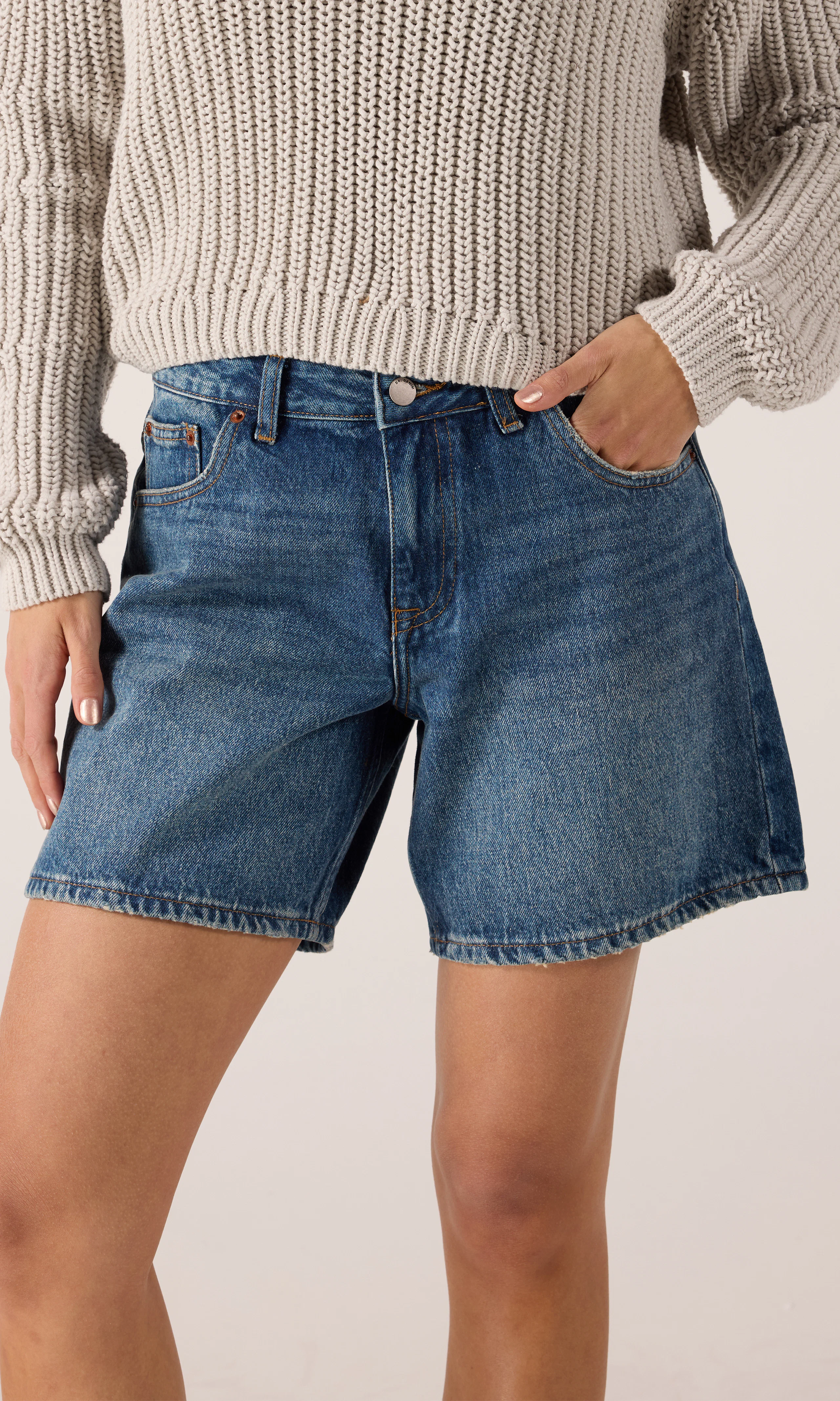Hill Mørk Blå Denim Shorts. Front. Model.