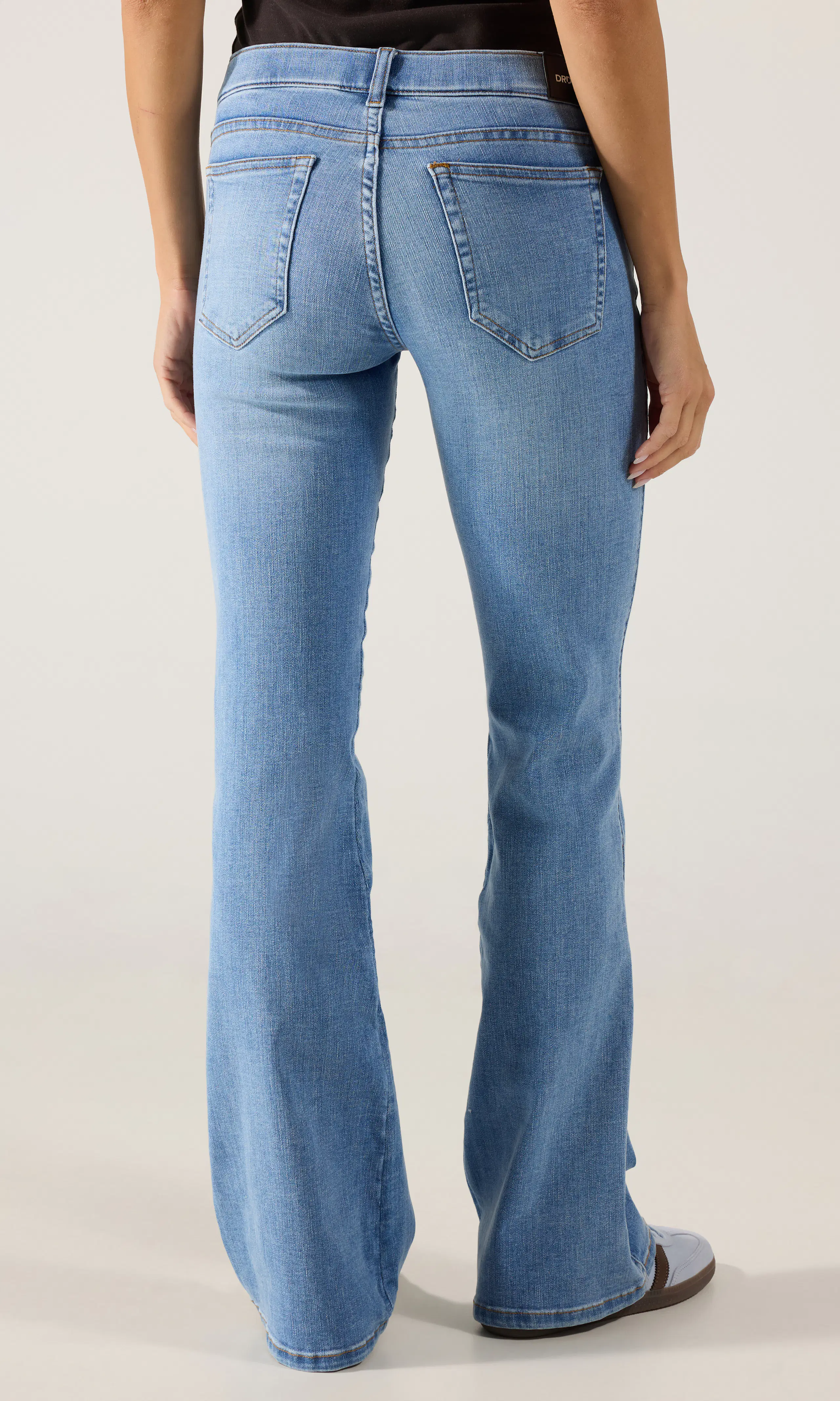 Kily Low Bootcut Lys Blå Jeans. Back. Model.