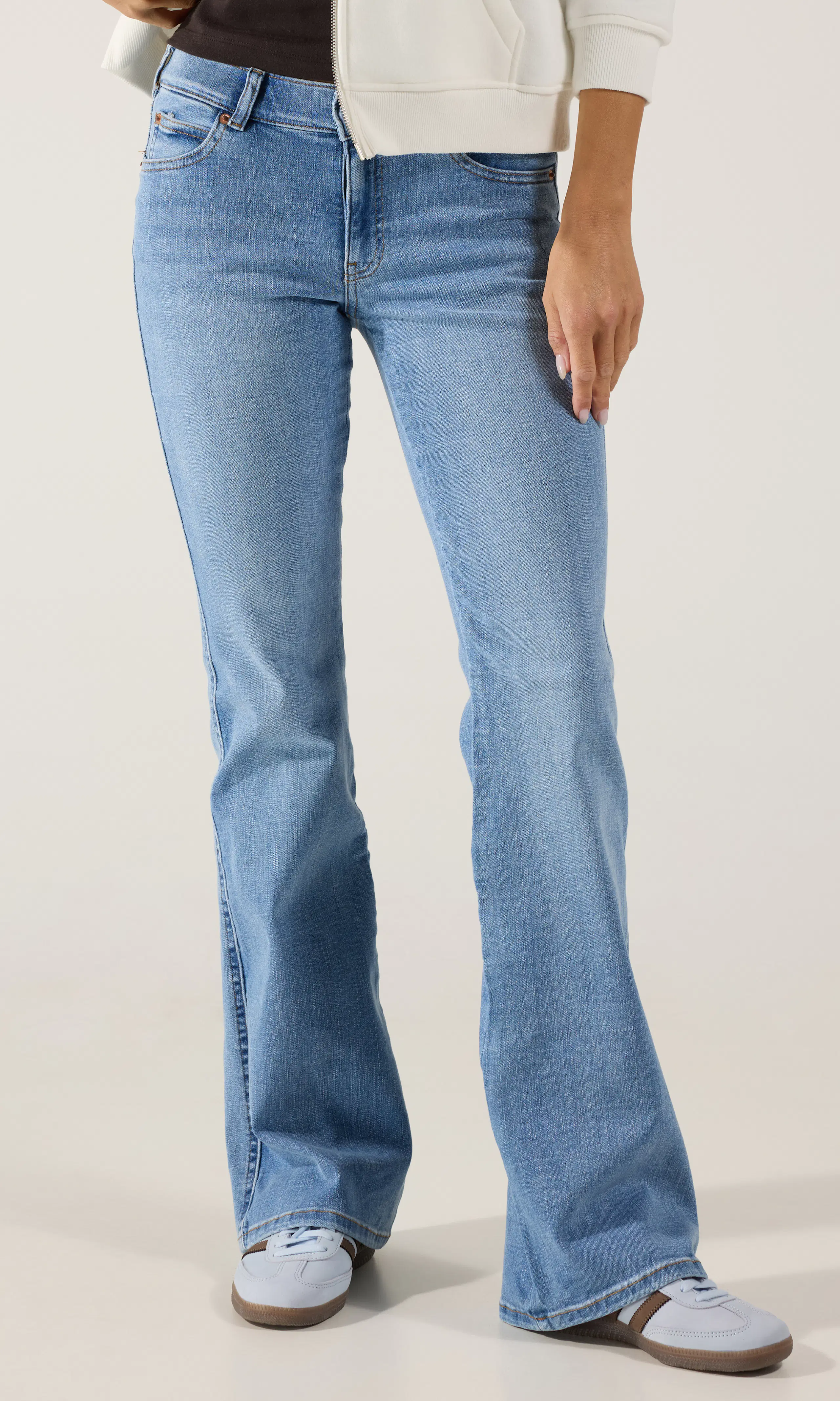 Kily Low Bootcut Lys Blå Jeans. Front. Model.