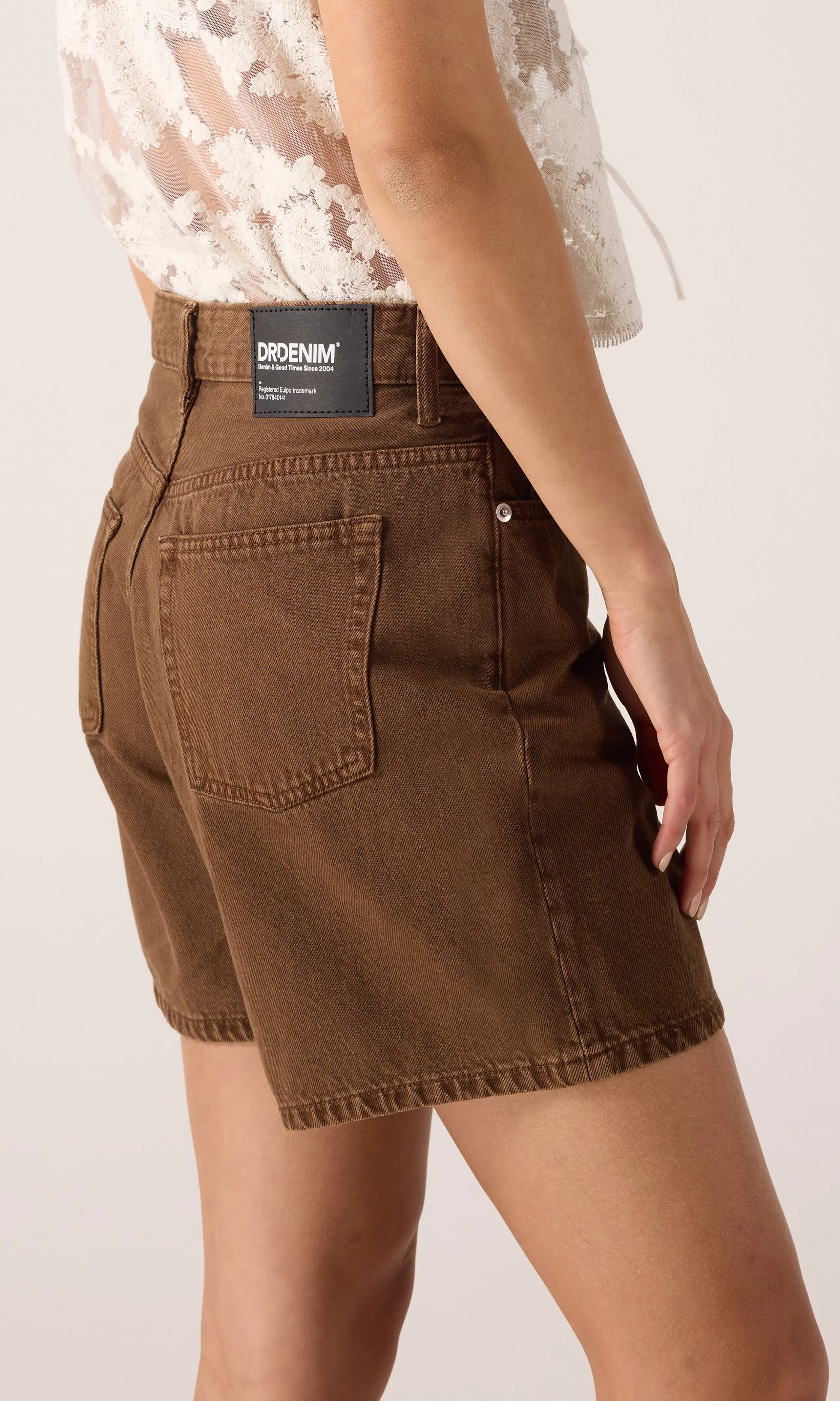 Hill Ruskeat Farkkushortsit. Front 2. Model.