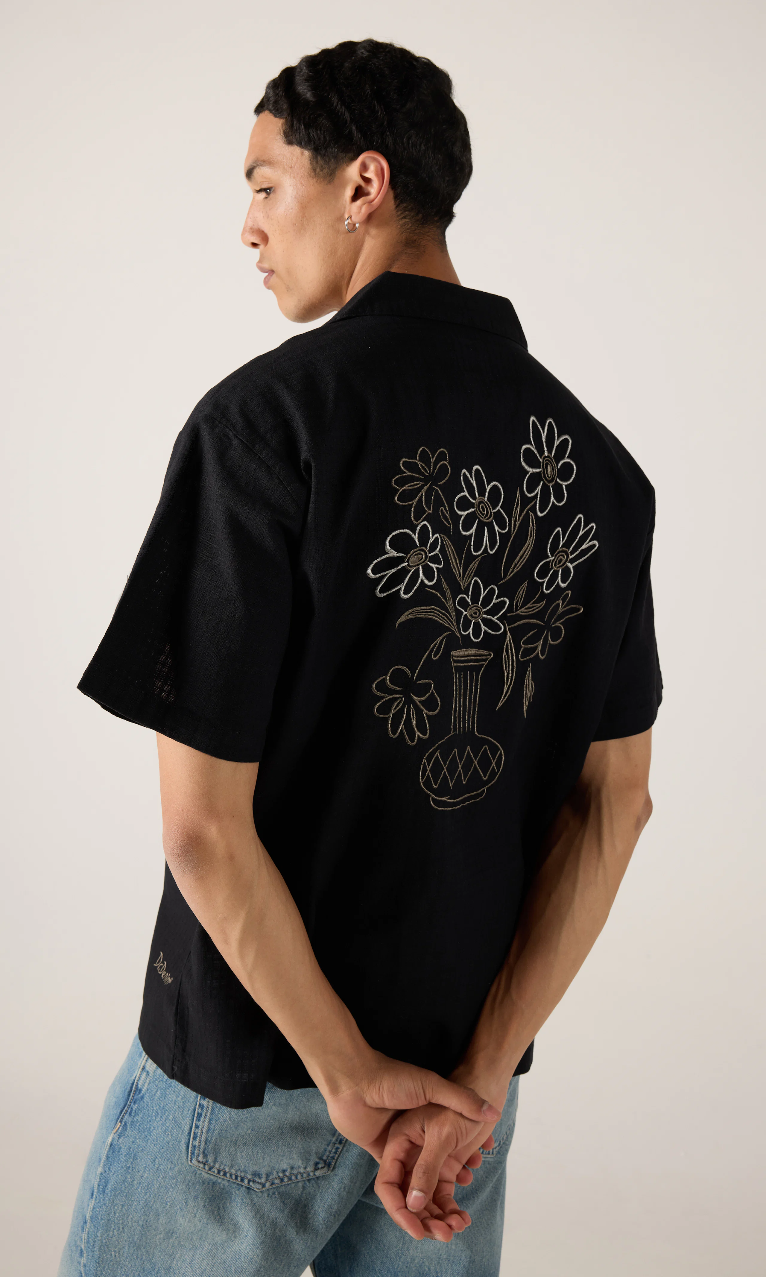 Mile Musta Lyhythihainen Kauluspaita. Back. Model.
