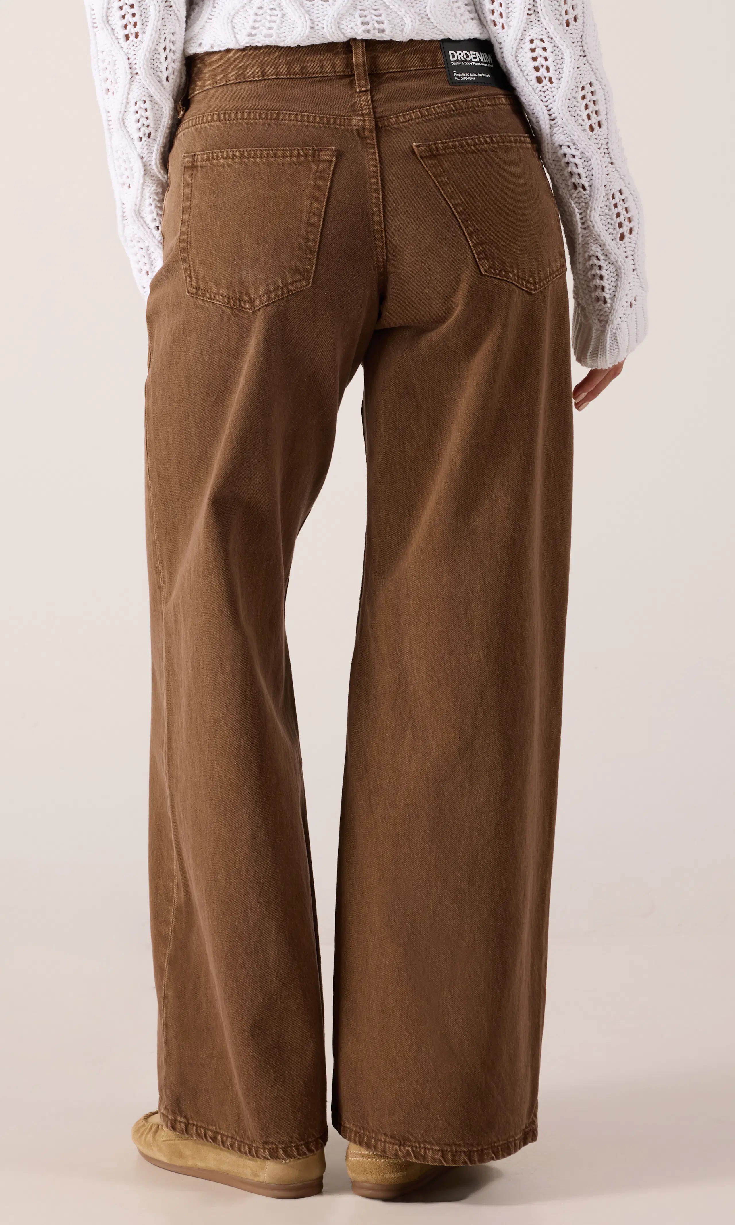 Rhue Low Wide Jeans. Back. Model.