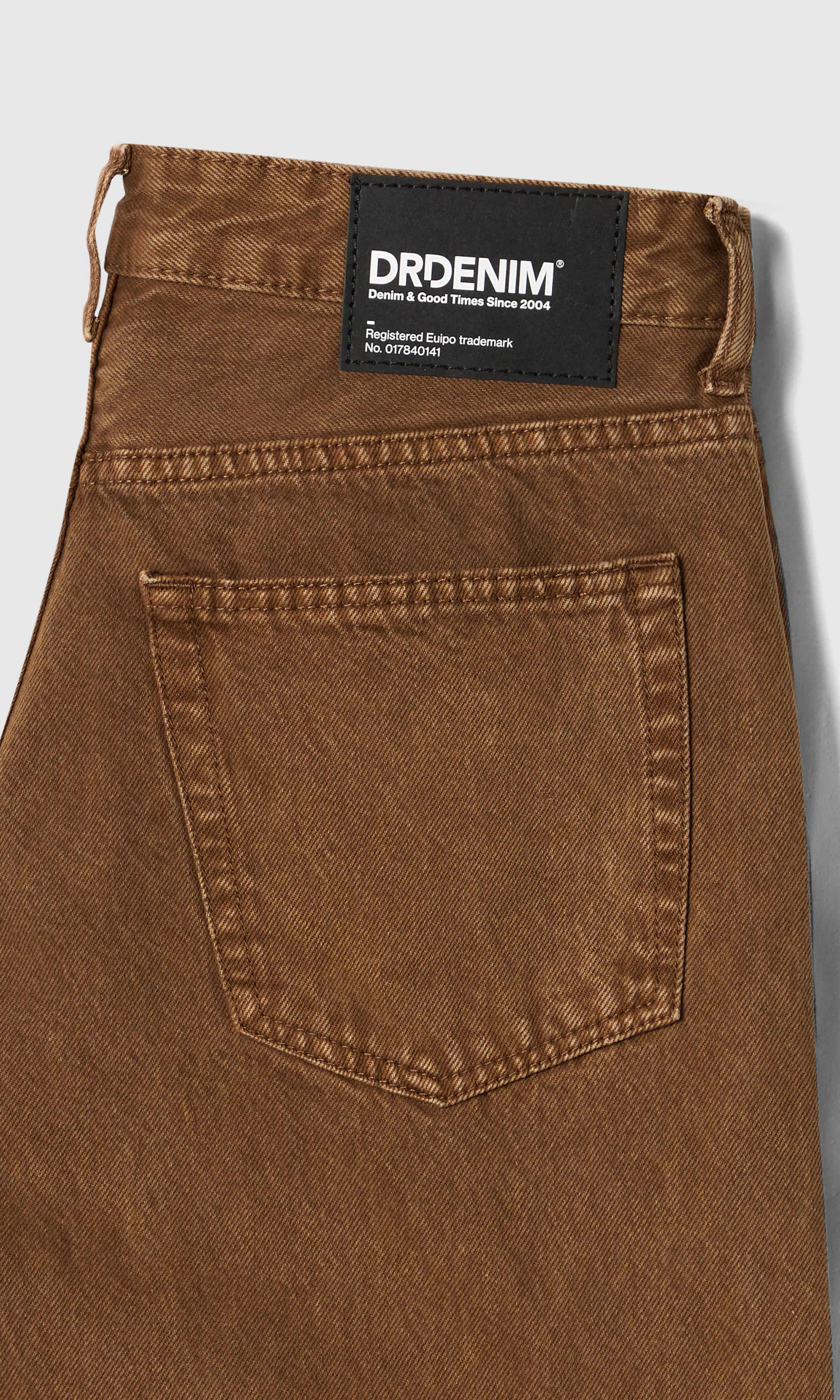 Rhue Low Wide Jeans. Detail 1. Flat.