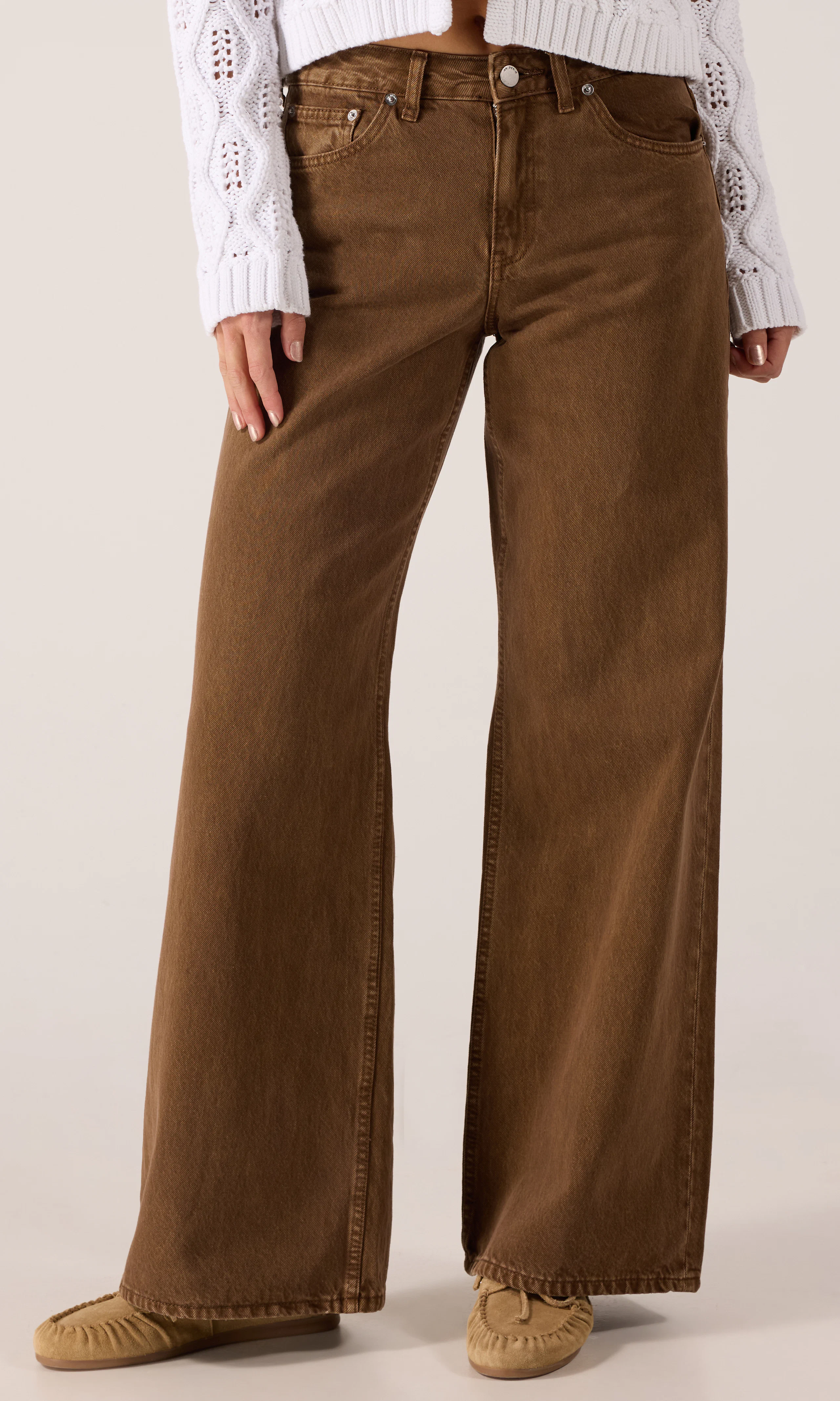 Rhue Low Wide Jeans. Front. Model.