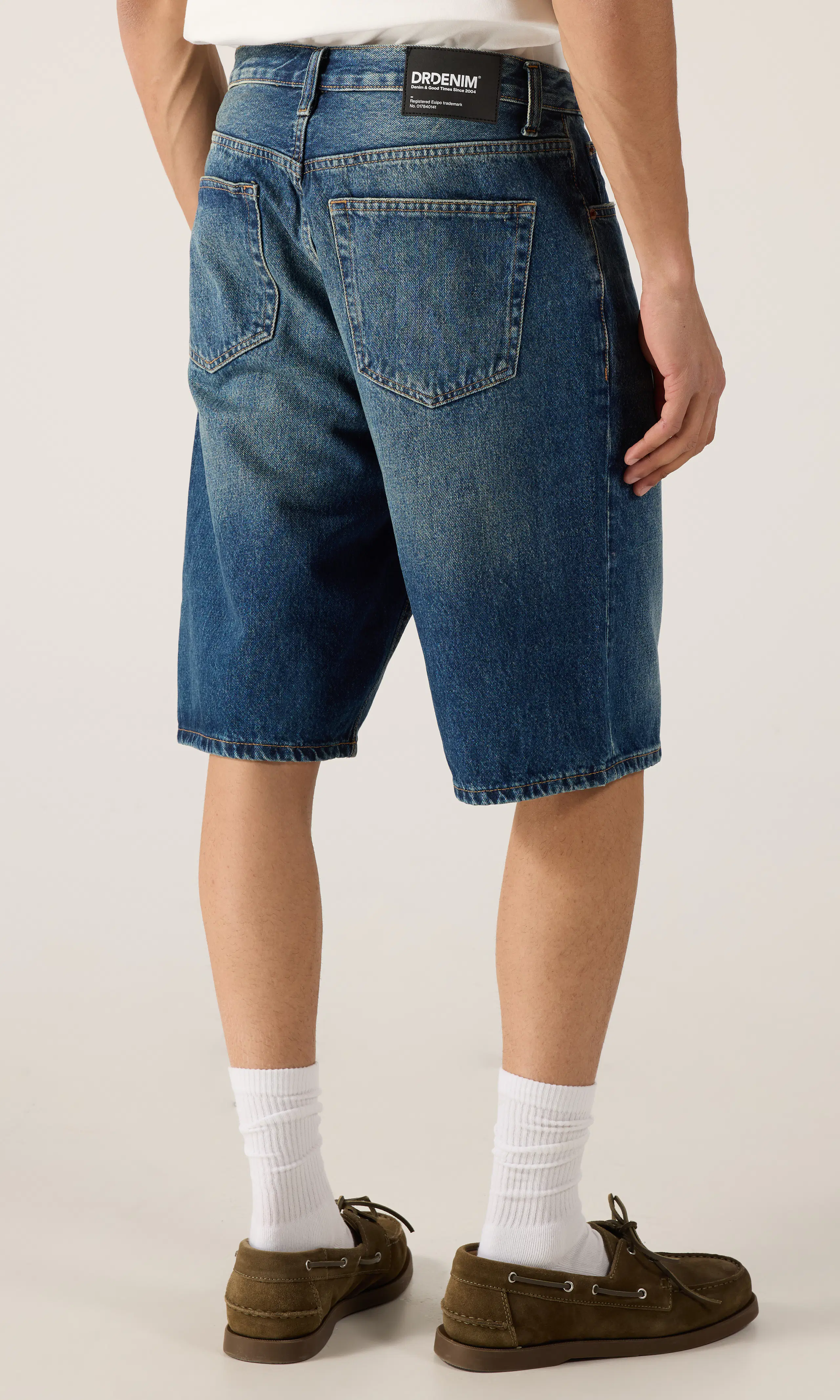 Omar Mörkblå Shorts. Back. Model.