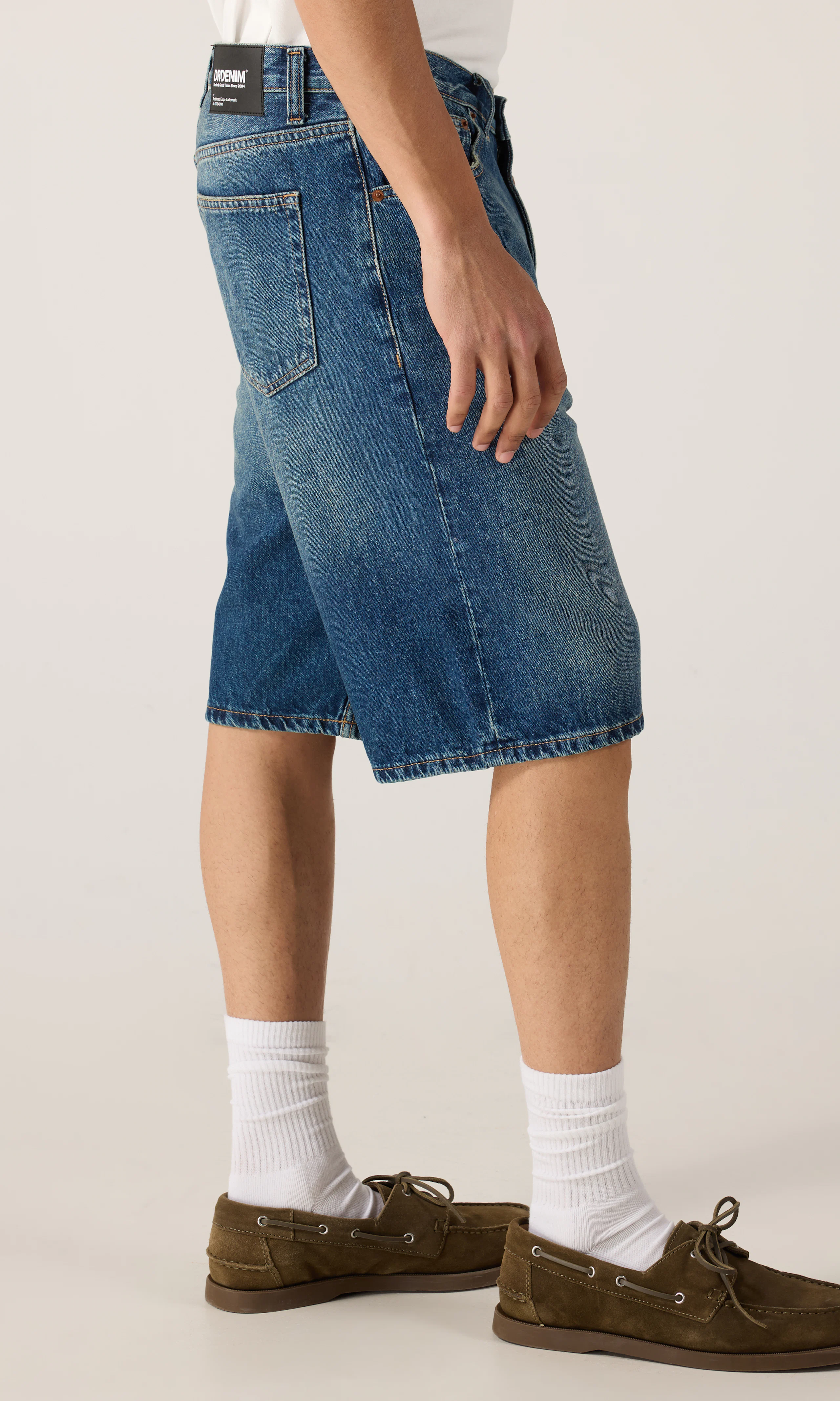 Omar Mörkblå Shorts. Front 2. Model.