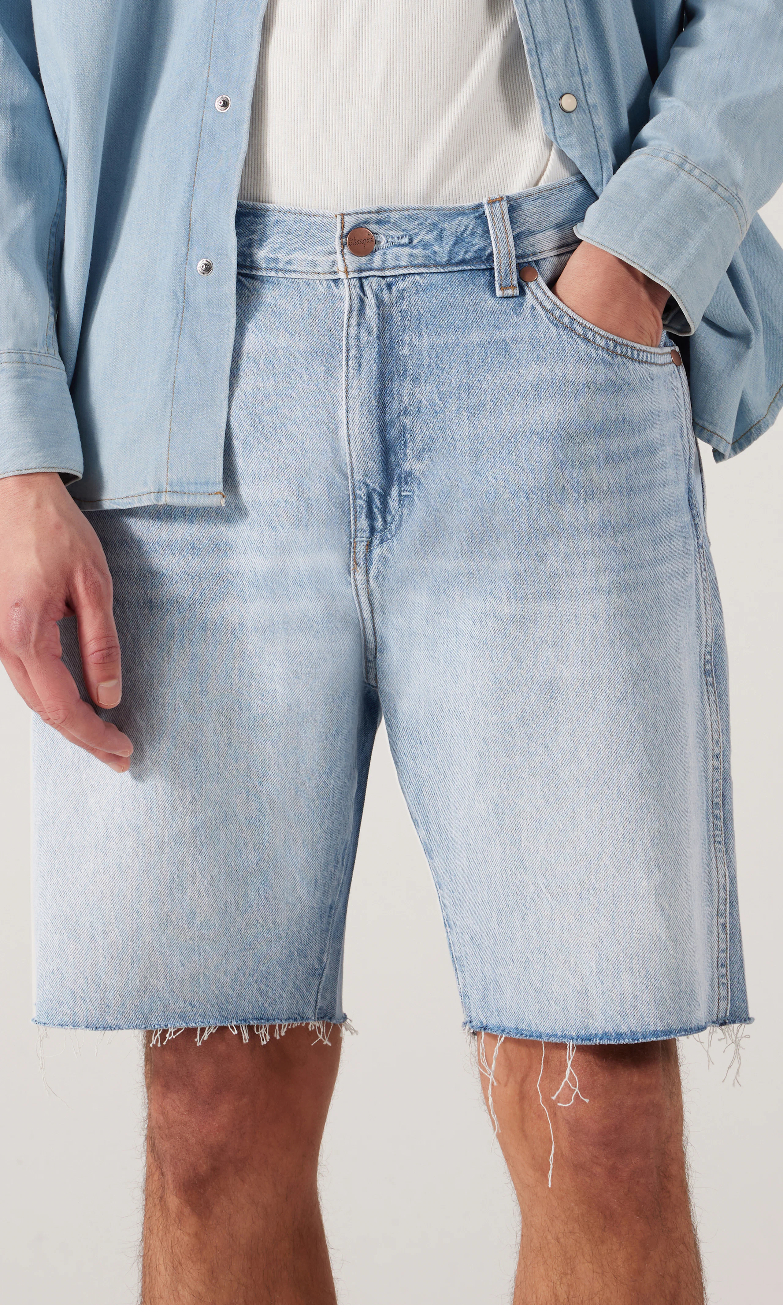 Cowboy Ljusblå Shorts. Front. Model.