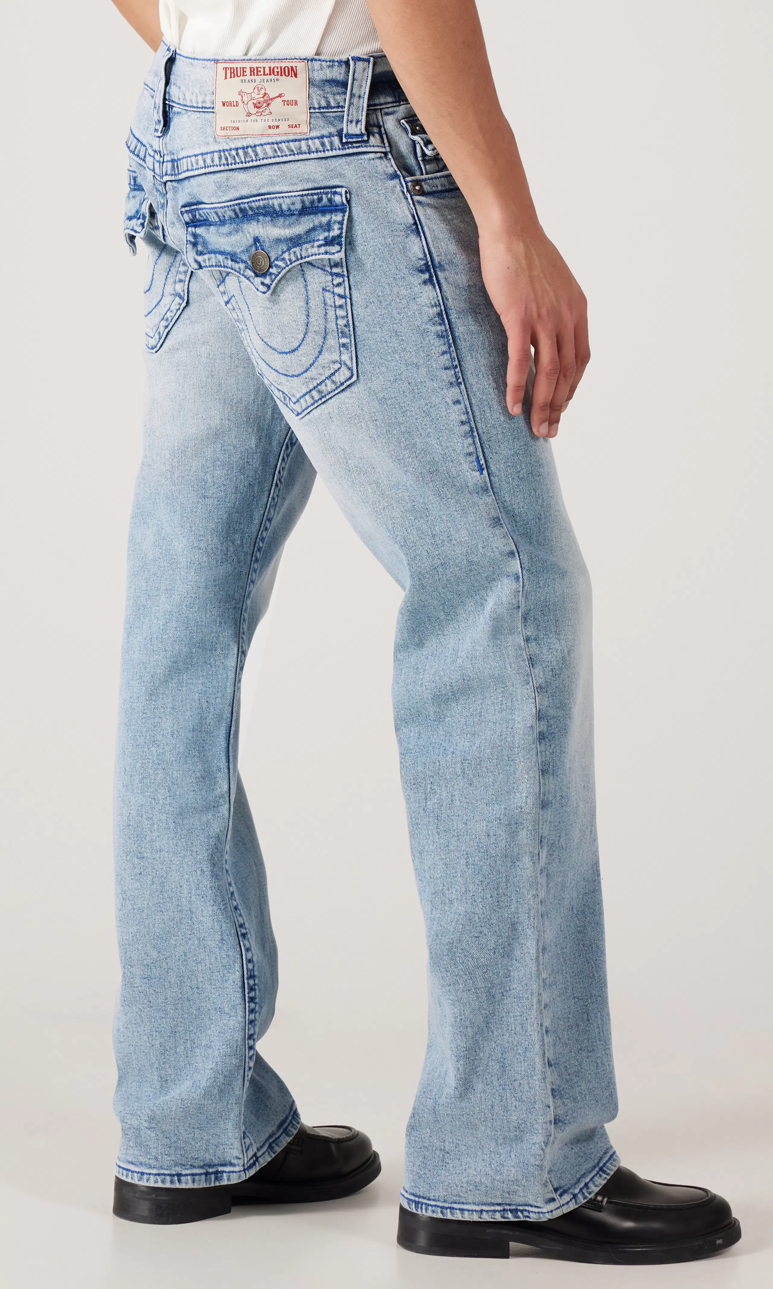 Billy Flap Lys Blå Jeans. Front 2. Model.