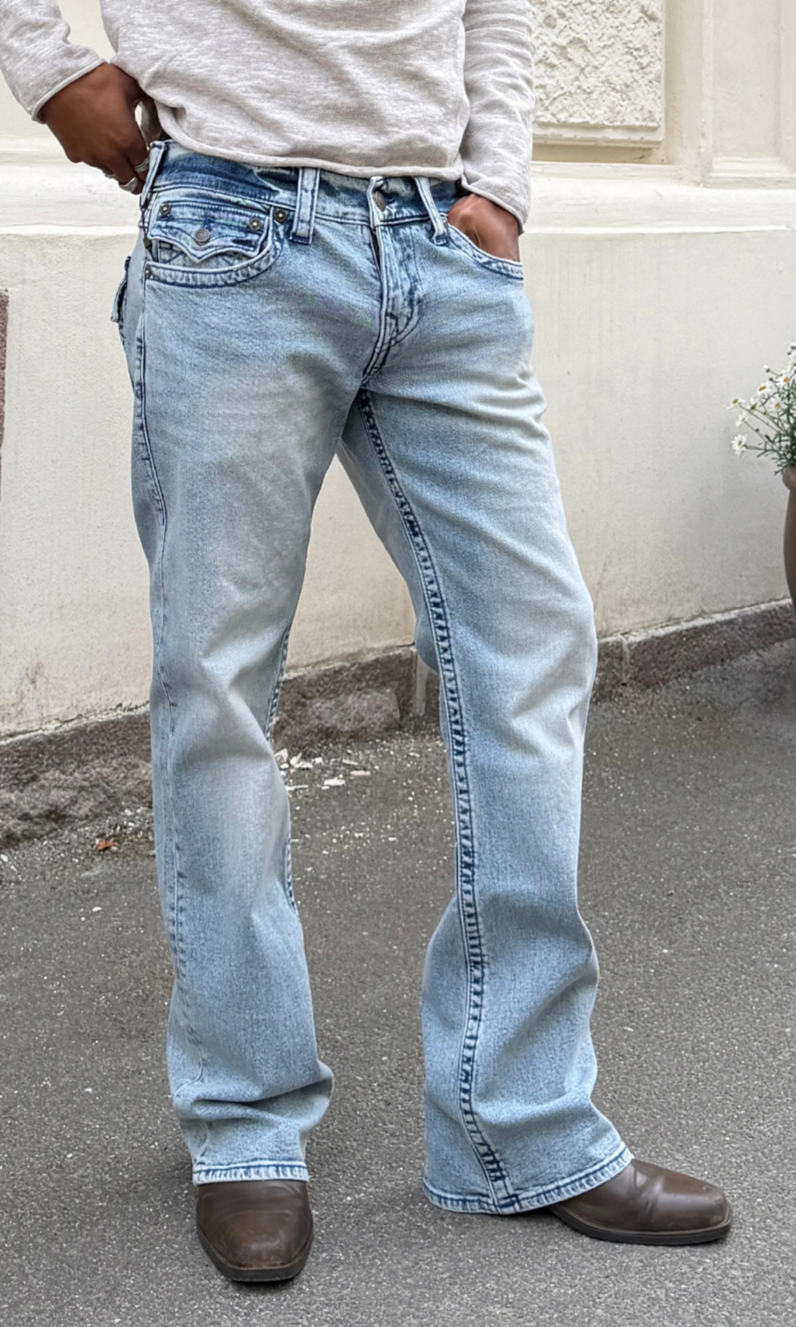 Billy Flap Lys Blå Jeans. Front. Model.