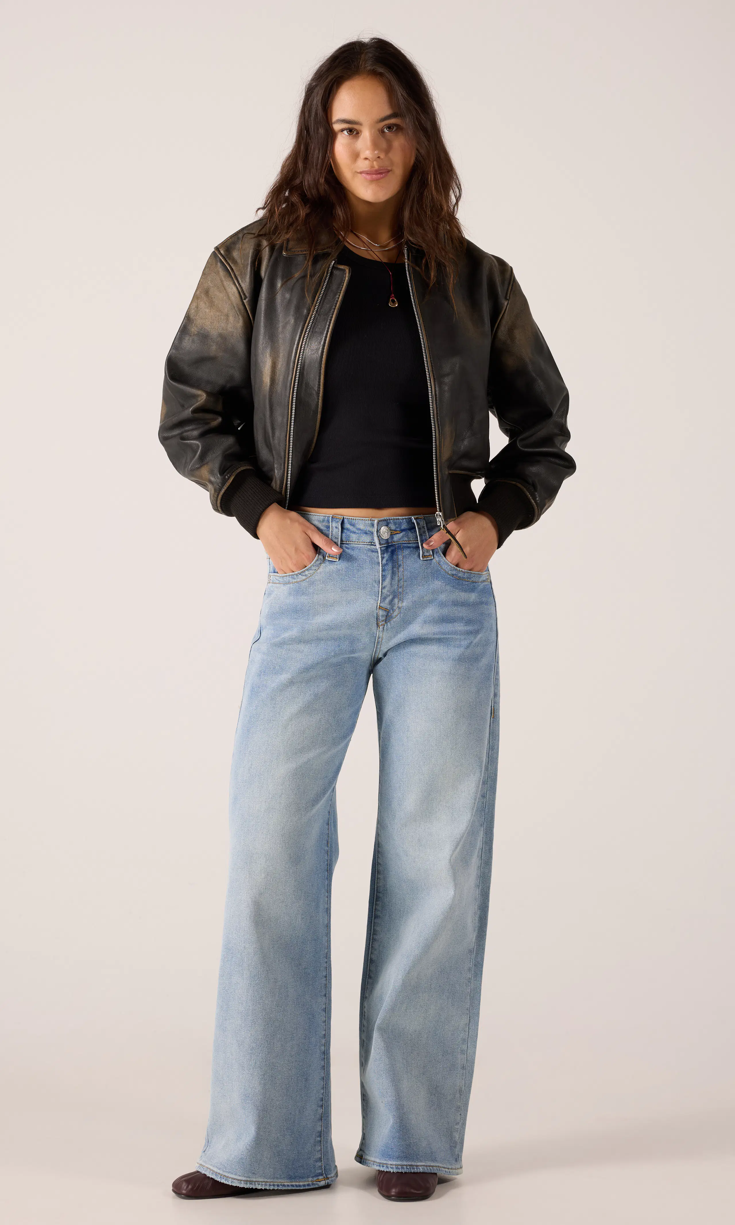 Bobbi Baggy Lys Blå Jeans. Front 1. Model.
