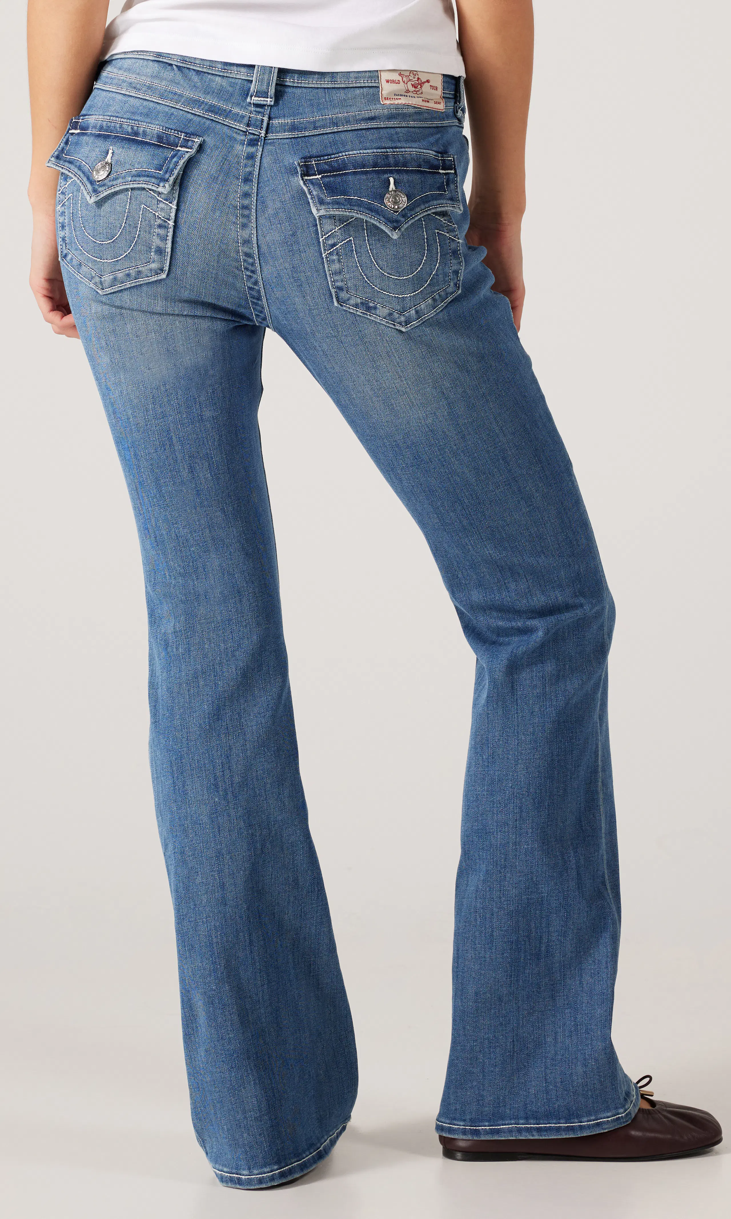 Becca Mid Rise Bootcut Flap Mörkblå Jeans. Back. Model.