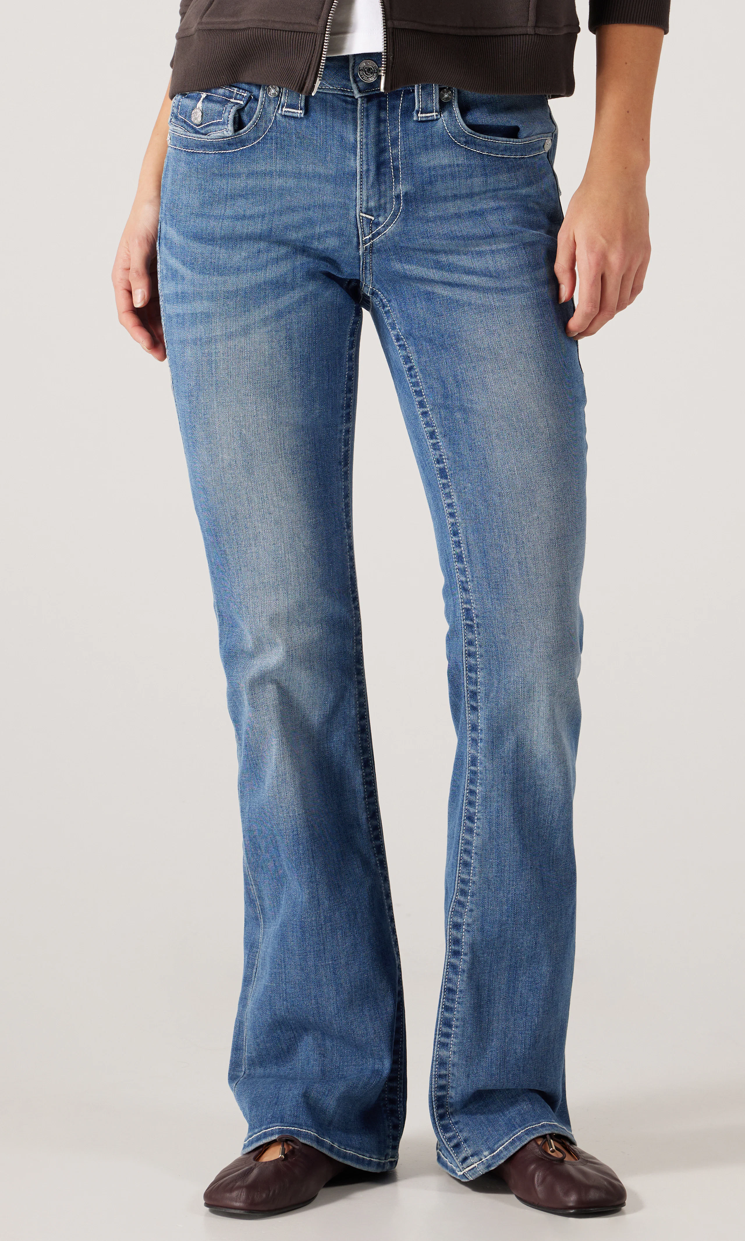 Becca Mid Rise Bootcut Flap Mörkblå Jeans. Front. Model.