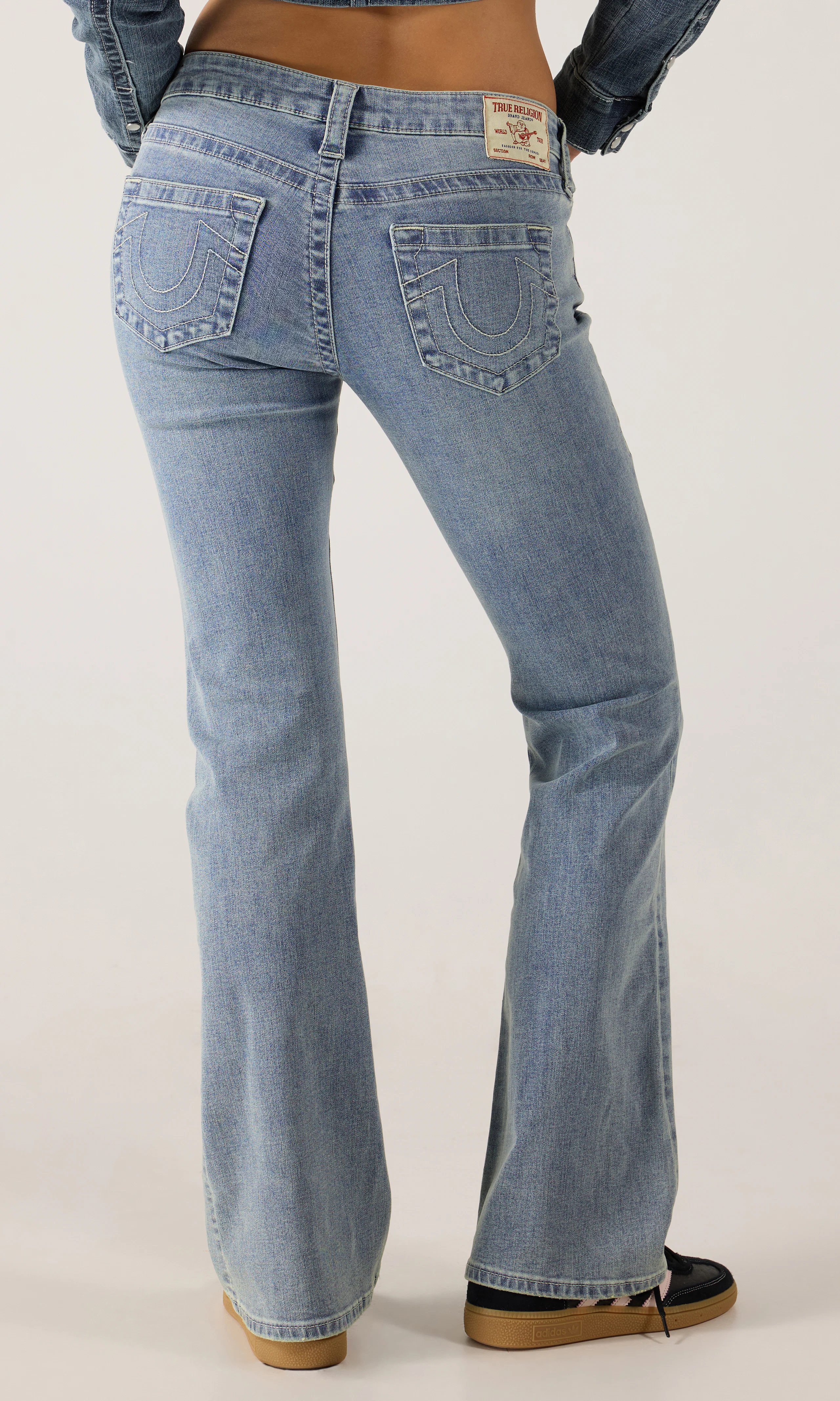 Becca Low Rise Boot Ljusblå Jeans. Back. Model.