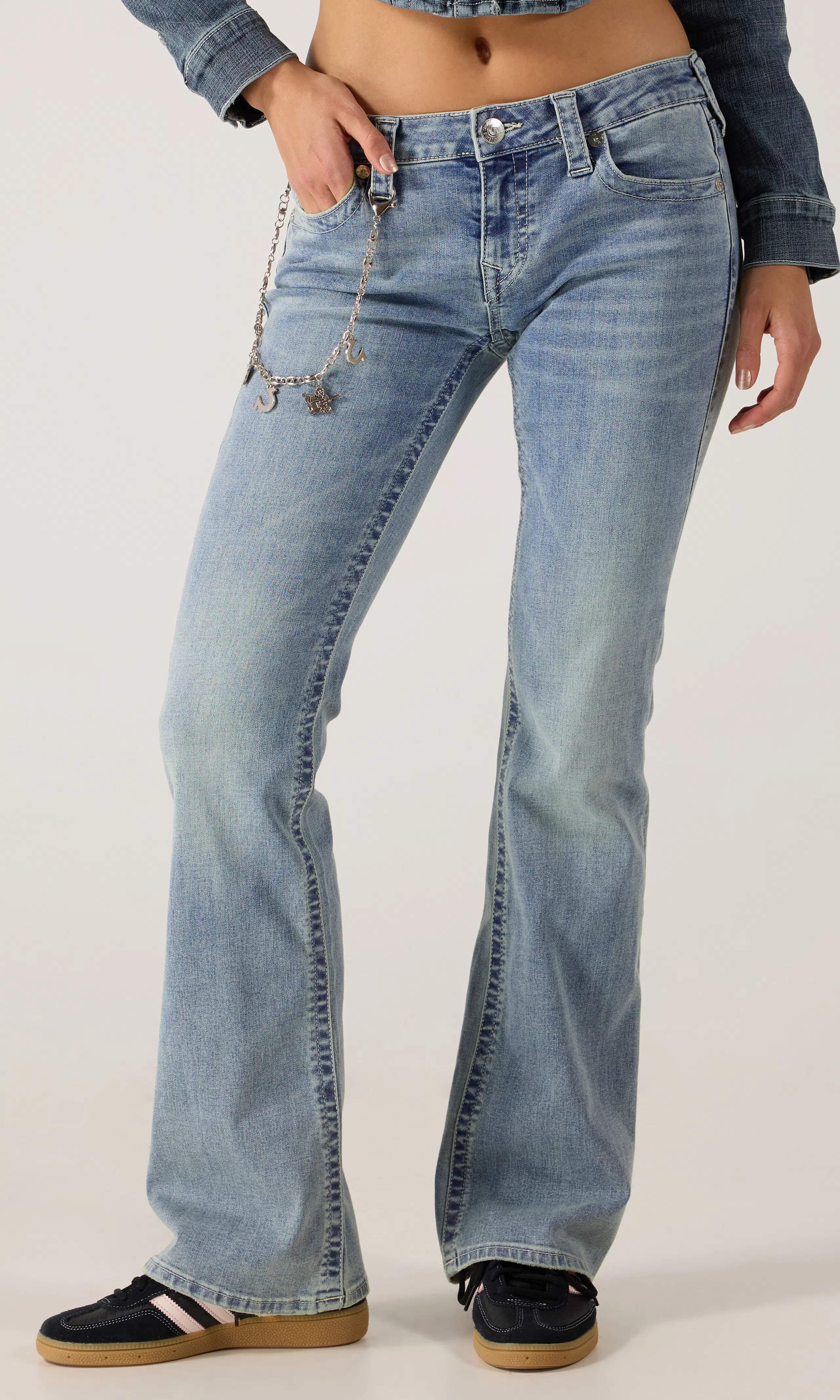 Becca Low Rise Boot Ljusblå Jeans. Front. Model.