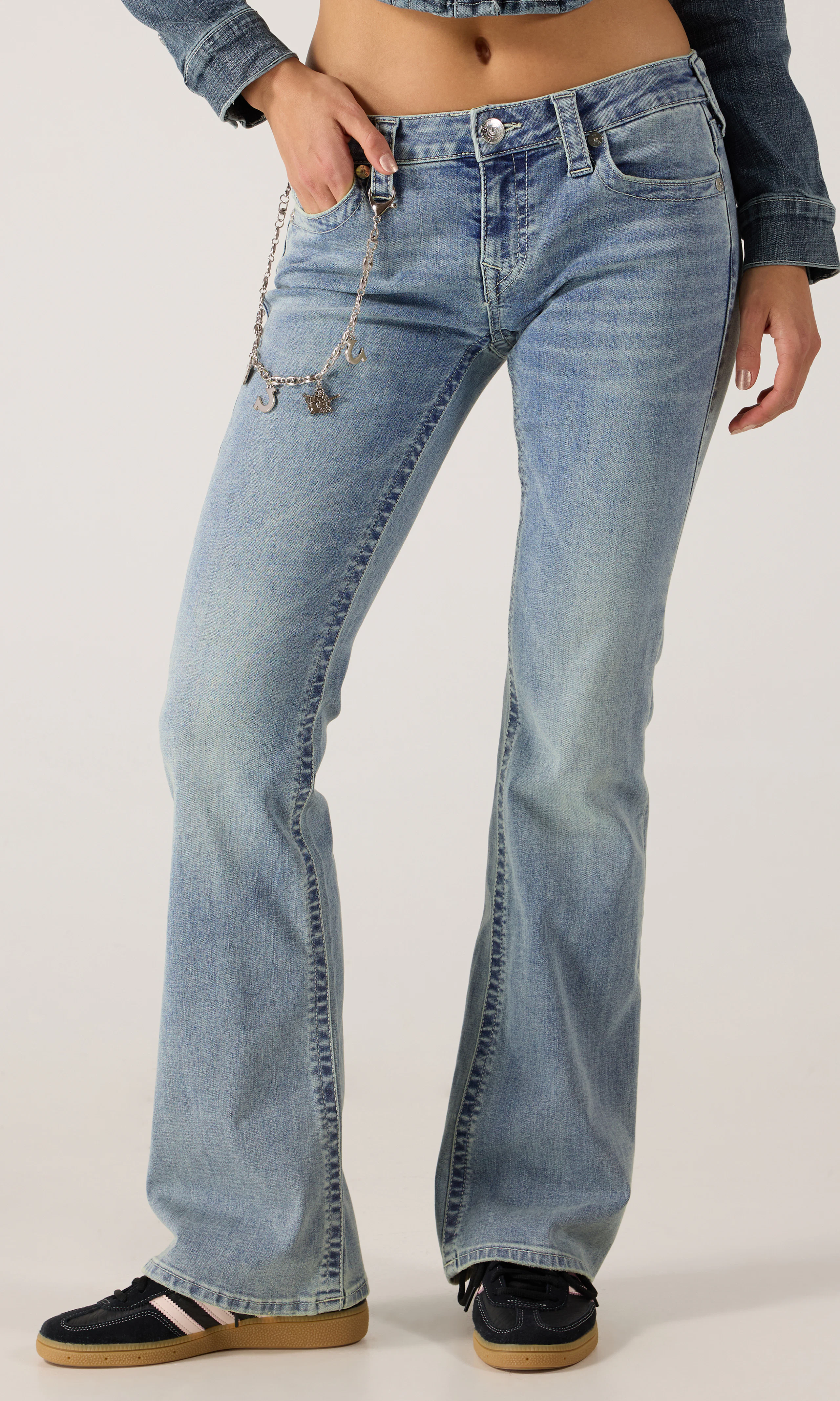Becca Low Rise Boot Ljusblå Jeans. Front. Model.
