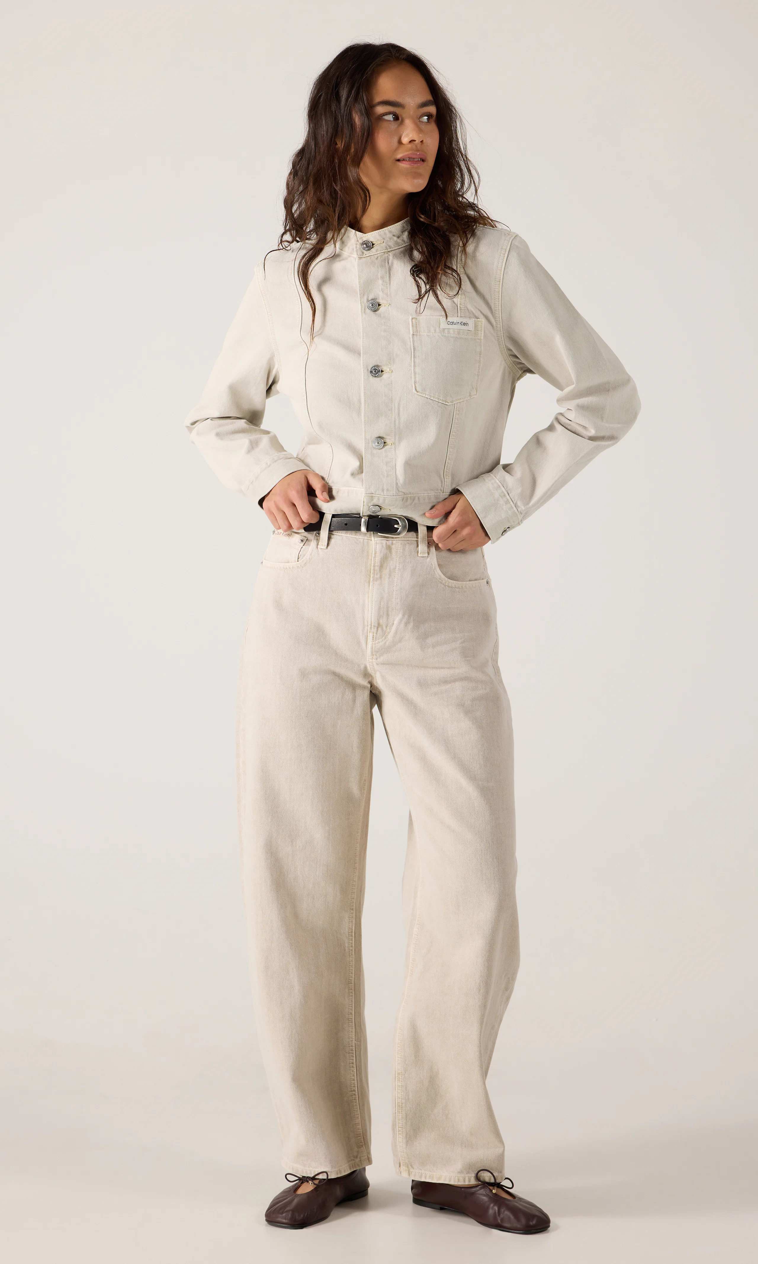 Easy Cropped Denim Jacka. Front 1. Model.