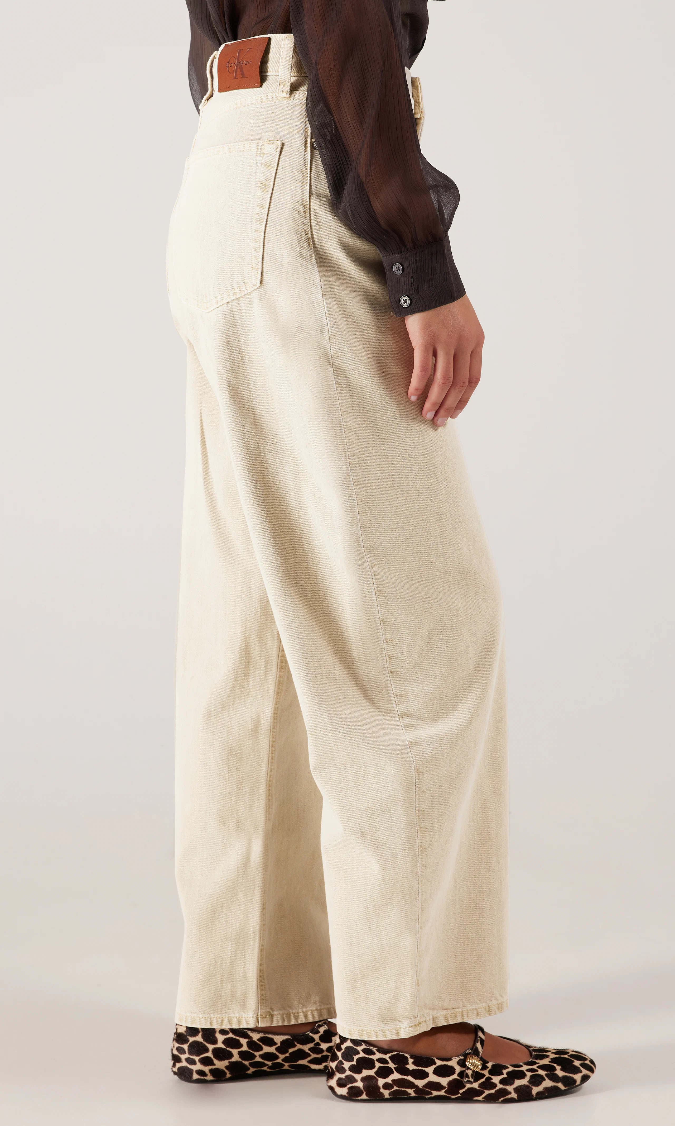 Relaxed Barrel Vita Jeans. Front 2. Model.