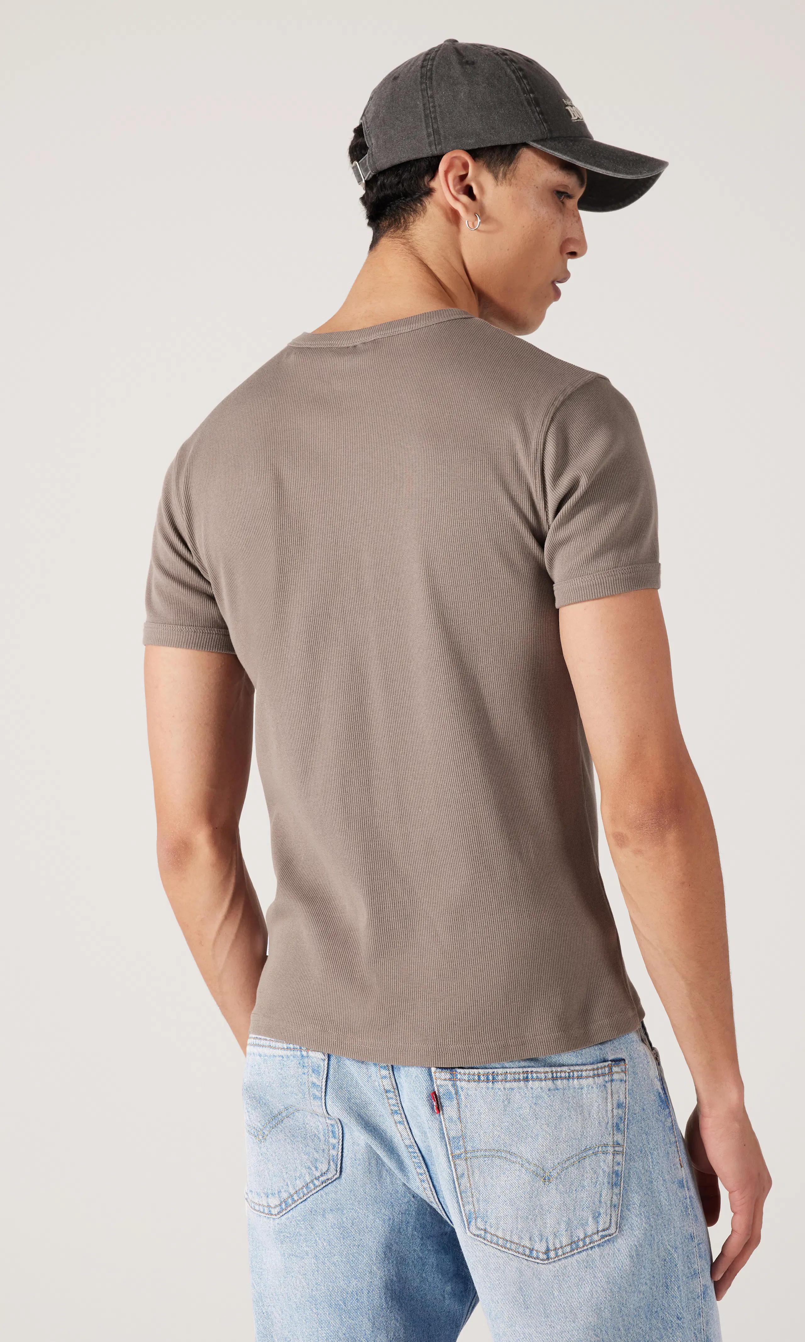 Rib T-Paita. Back. Model.