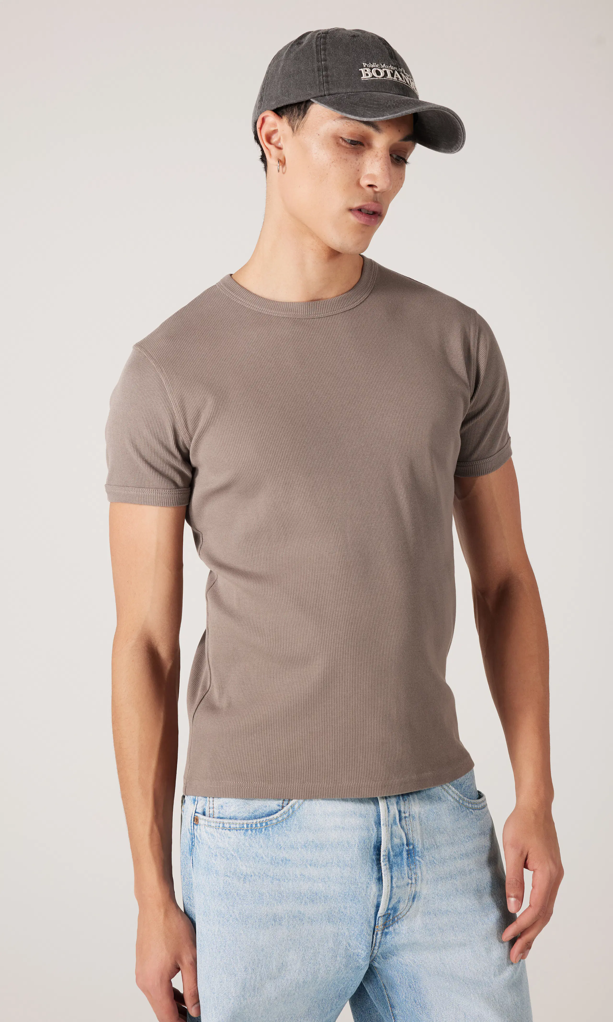 Rib T-Paita. Front. Model.