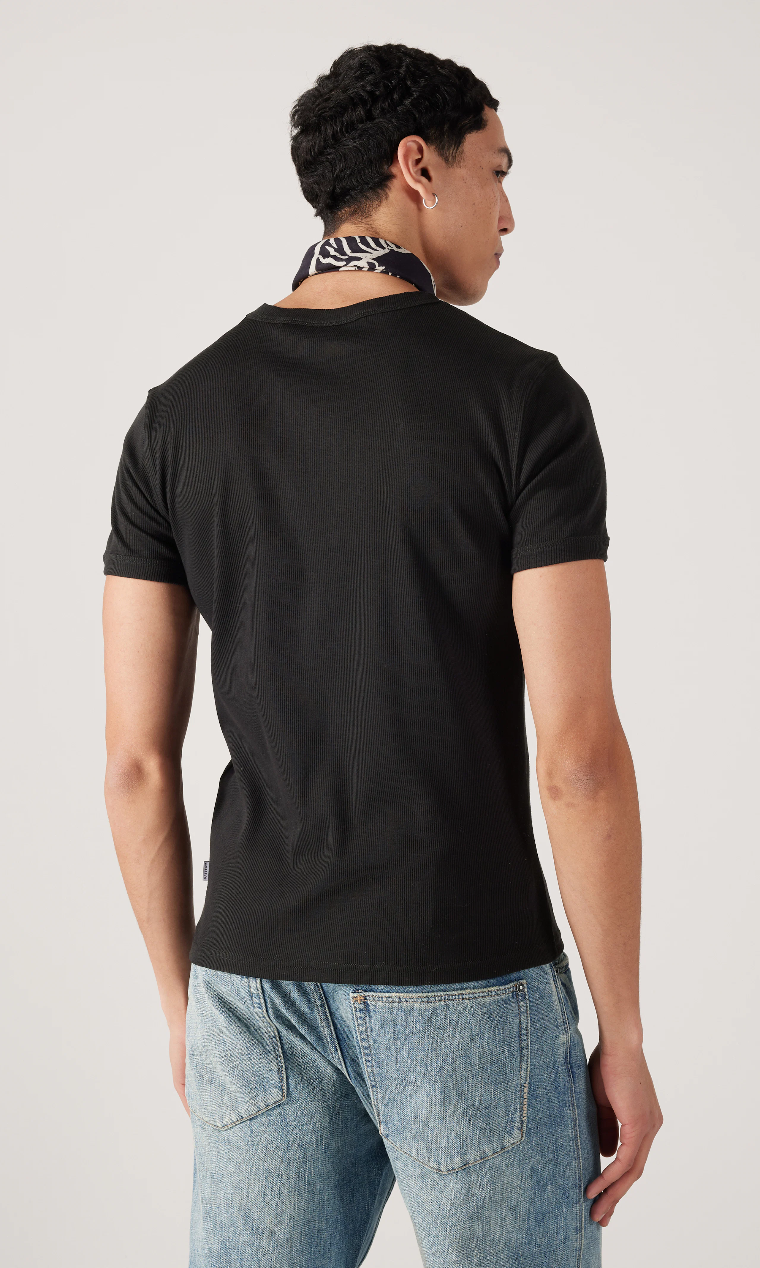 Rib T-Skjorte. Back. Model.