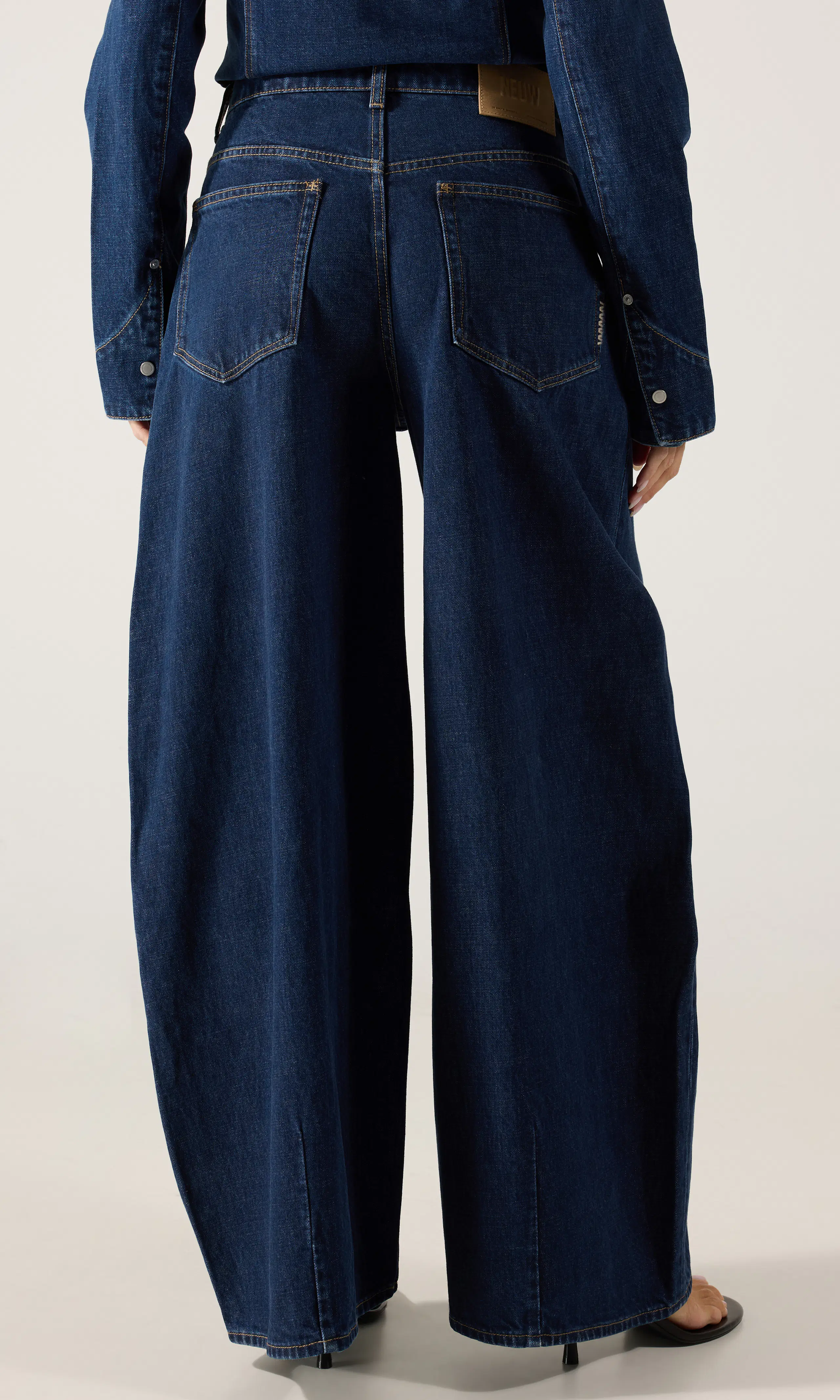 Mimi Super Barrel Mörkblå Jeans. Back. Model.